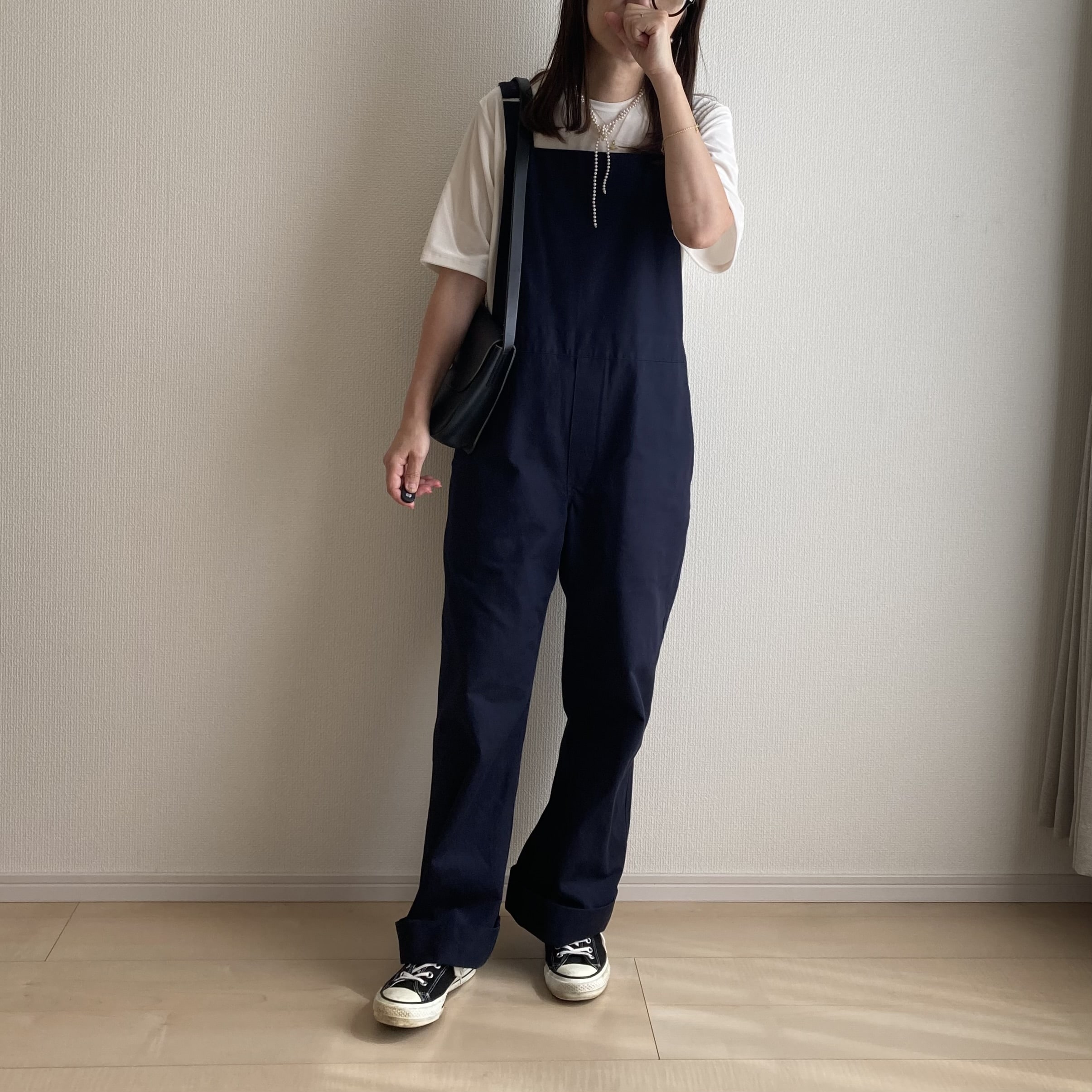 ともさかりえのブランドMY WEAKNESSのベロアTシャツを着た50代女性の着画。オーバーオールに合わせた上品な“秋見え”コーデで、体型をさりげなくカバーするスタイルの写真