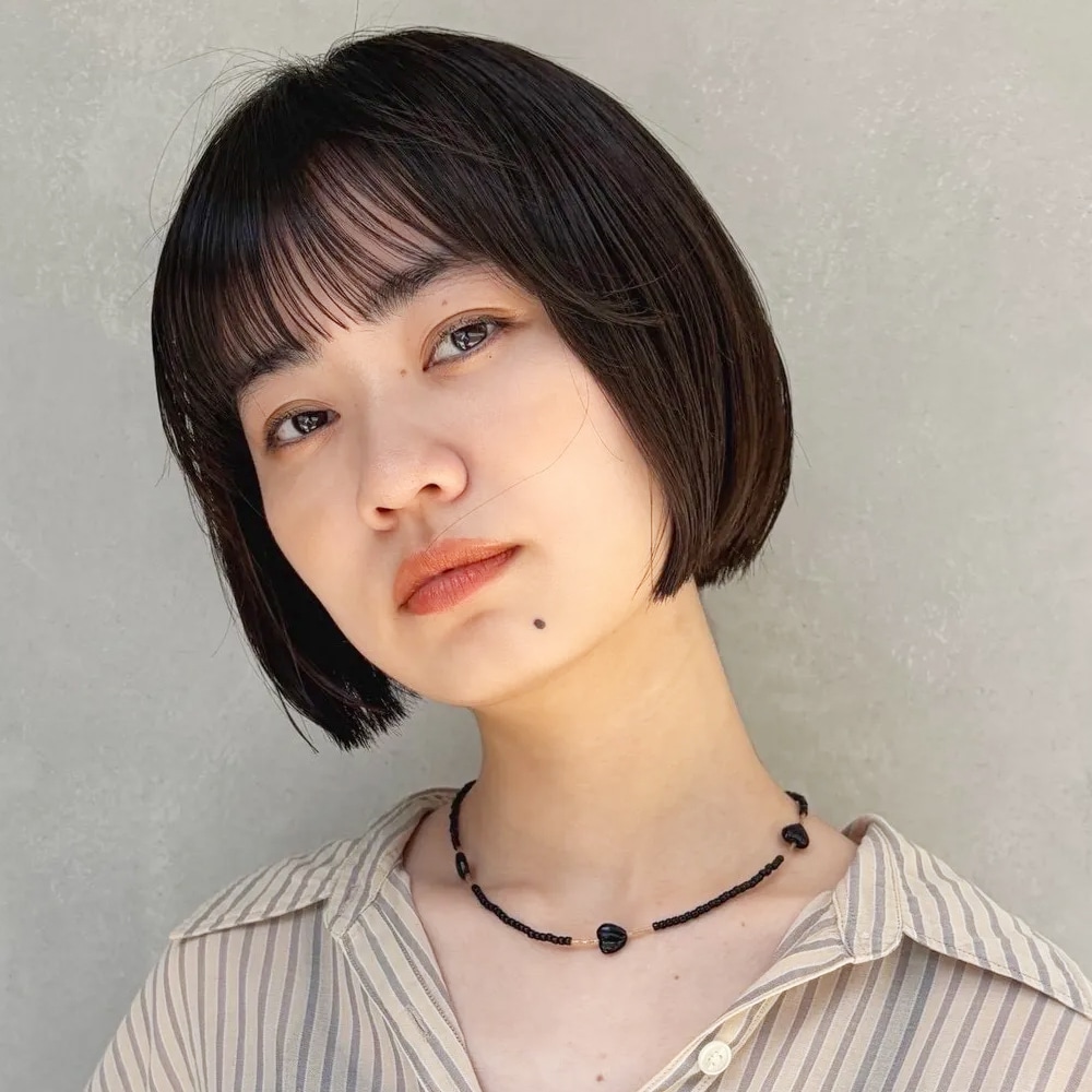 あごラインとワイドバングで洒落感のある、まとまりやすいコンパクトなボブヘア　アザーカット01