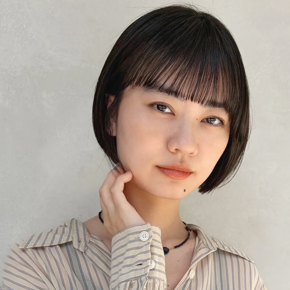 あごラインとワイドバングで洒落感のある、まとまりやすいコンパクトなボブヘア　アザーカット02