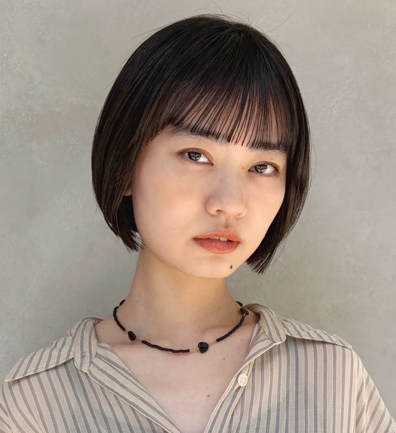 あごラインとワイドバングで洒落感のある、まとまりやすいコンパクトなボブヘア　メインカット