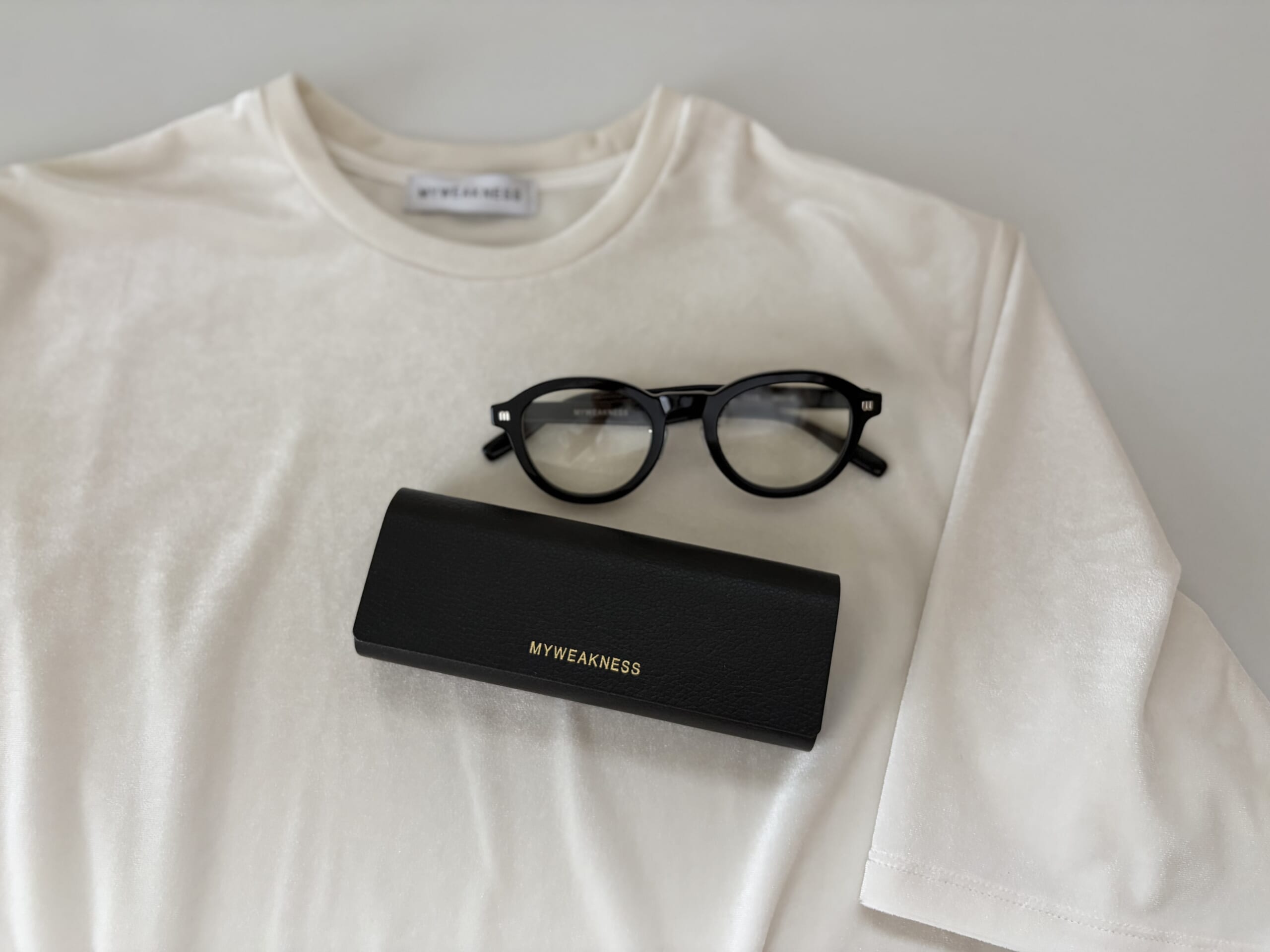 ともさかりえの人気ブランド「MY WEAKNESSのベロアTシャツを着た50代女性の秋見えコーデ。体型をさりげなくカバーする上品トップスとお気に入りメガネの写真」
