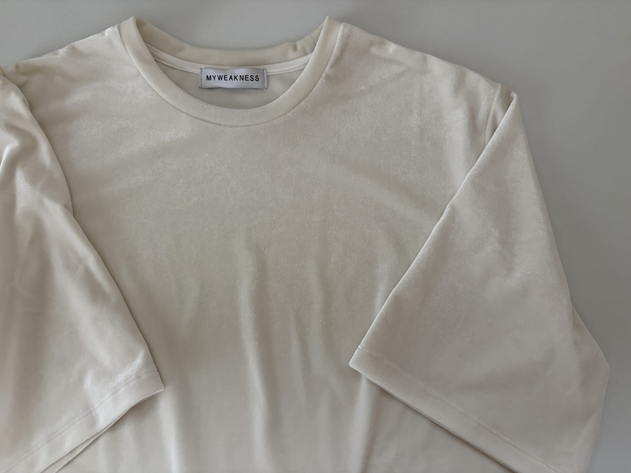 ともさかりえのブランドMY WEAKNESSの上品ベロアTシャツを置き撮りした写真。50代の体型悩みをさりげなくカバーできる“秋見え”トップス。