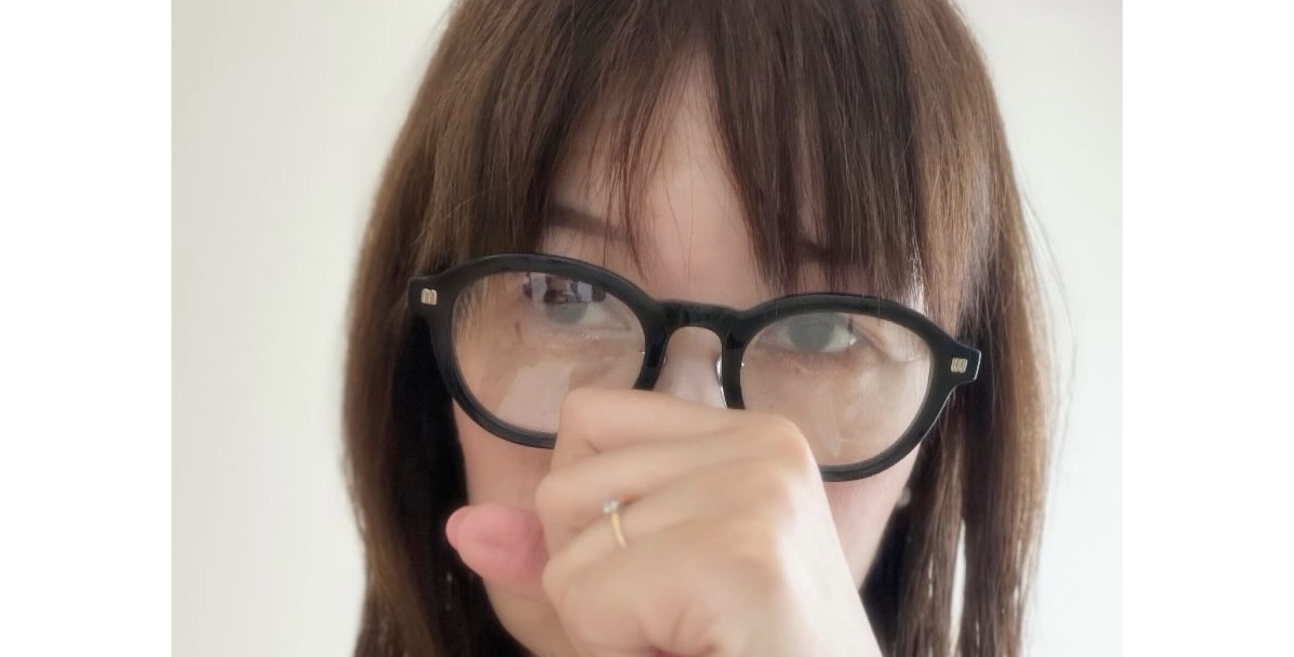 ともさかりえのブランドMY WEAKNESSの人気メガネをかけた50代女性の正面アップ写真。メガネが苦手でも顔になじむ上品で軽やかなフレームがわかる着画