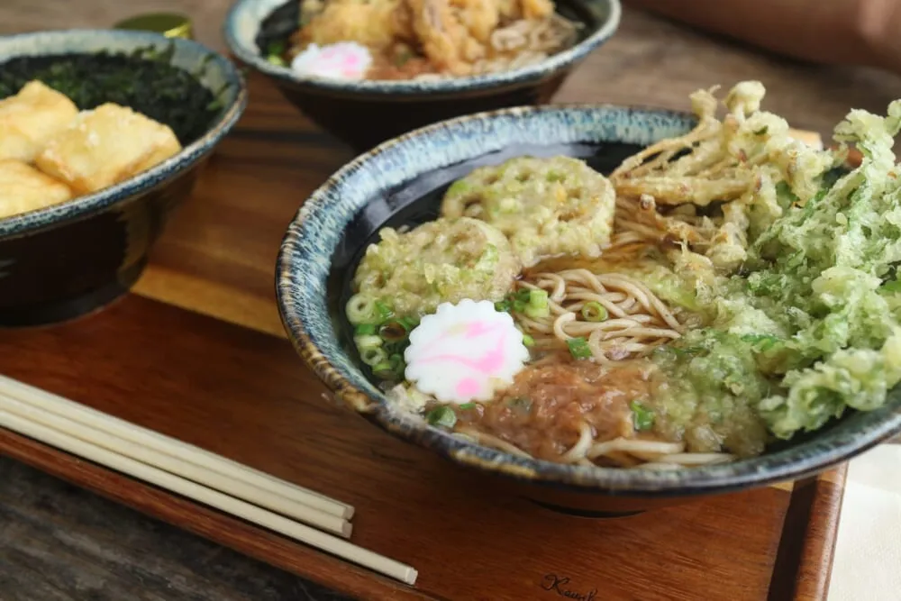 OSOBAR STATION おすすめ天ぷら三種盛り蕎麦(蓮根・えのき・春菊)など