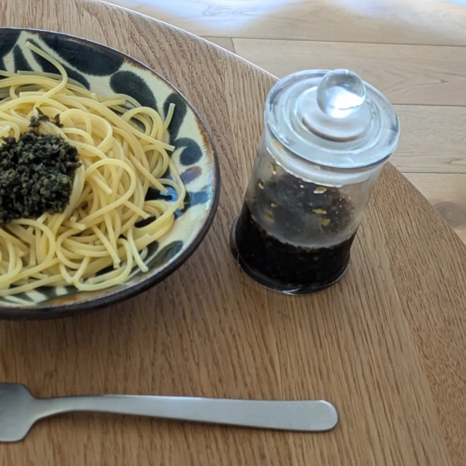 「しその実ふりかけ」完成品とパスタにのせたところ