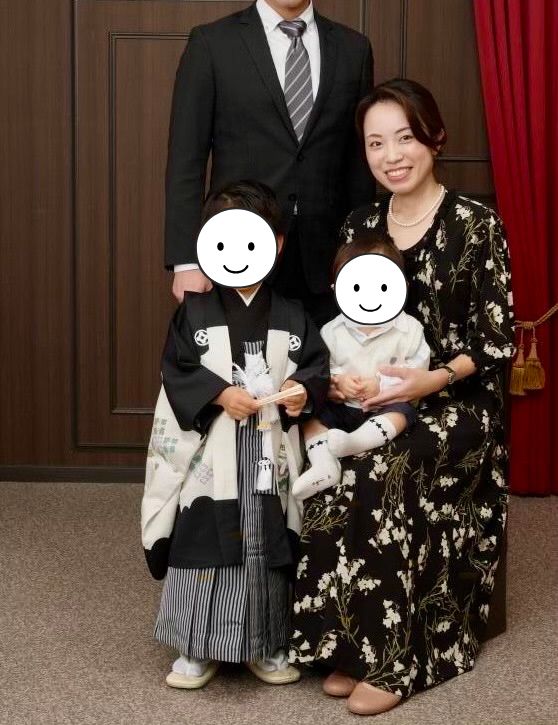 妊娠中に花柄ワンピースを着用した七五三ママコーデ