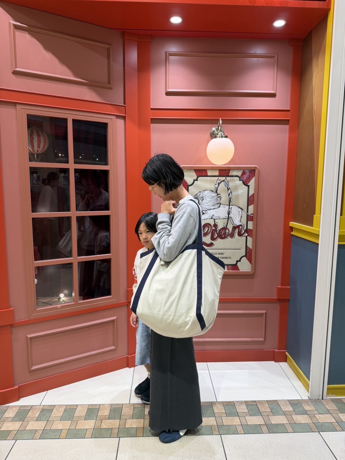 スタイリスト高橋美帆さん着用　紹介アイテム：「LA PEAU DE GEM（ラポドゥジェム）」「silhouette knit skirt」（全身コーディネート：サイド）
