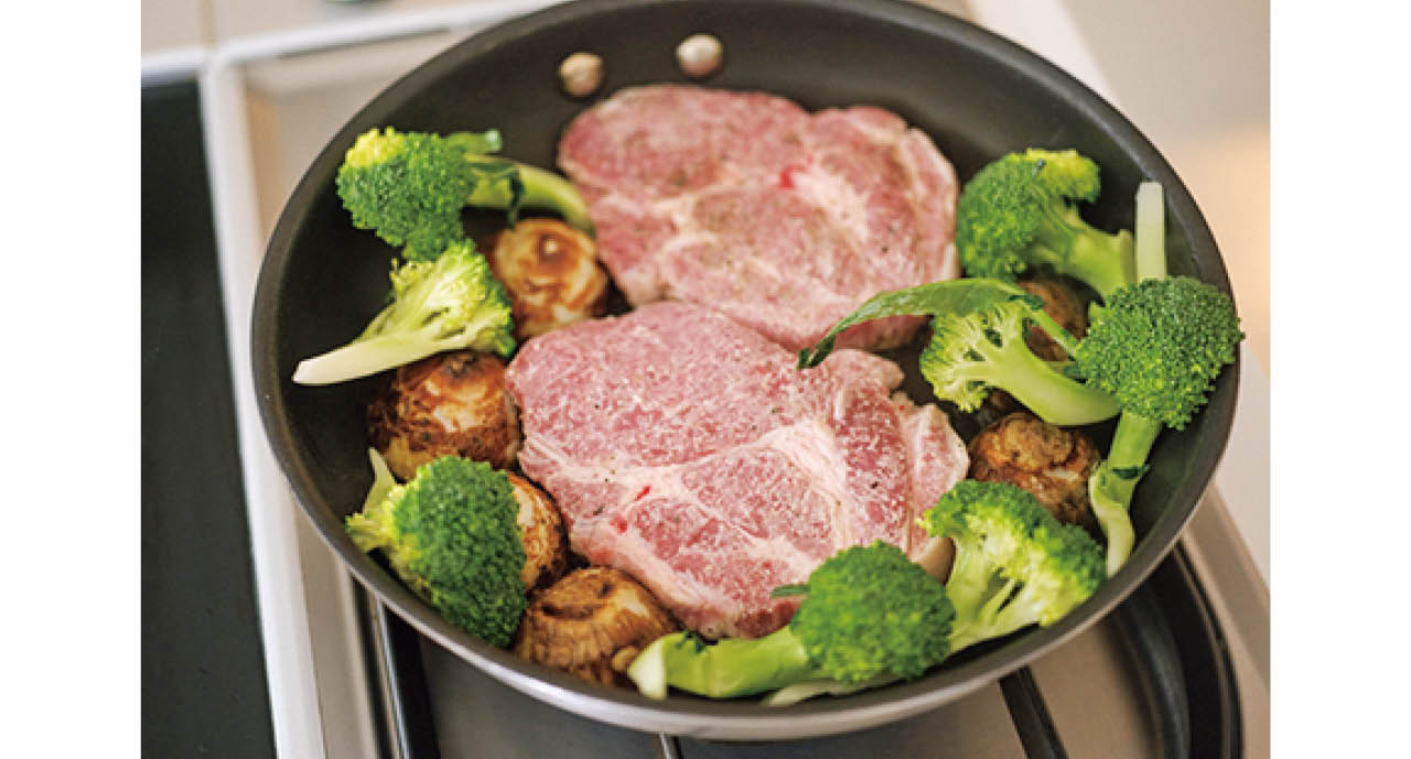 肉と同時に焼き始めれば、ブロッコリーは下ゆでの必要なし。じっくり焼くと甘味が引き出される。