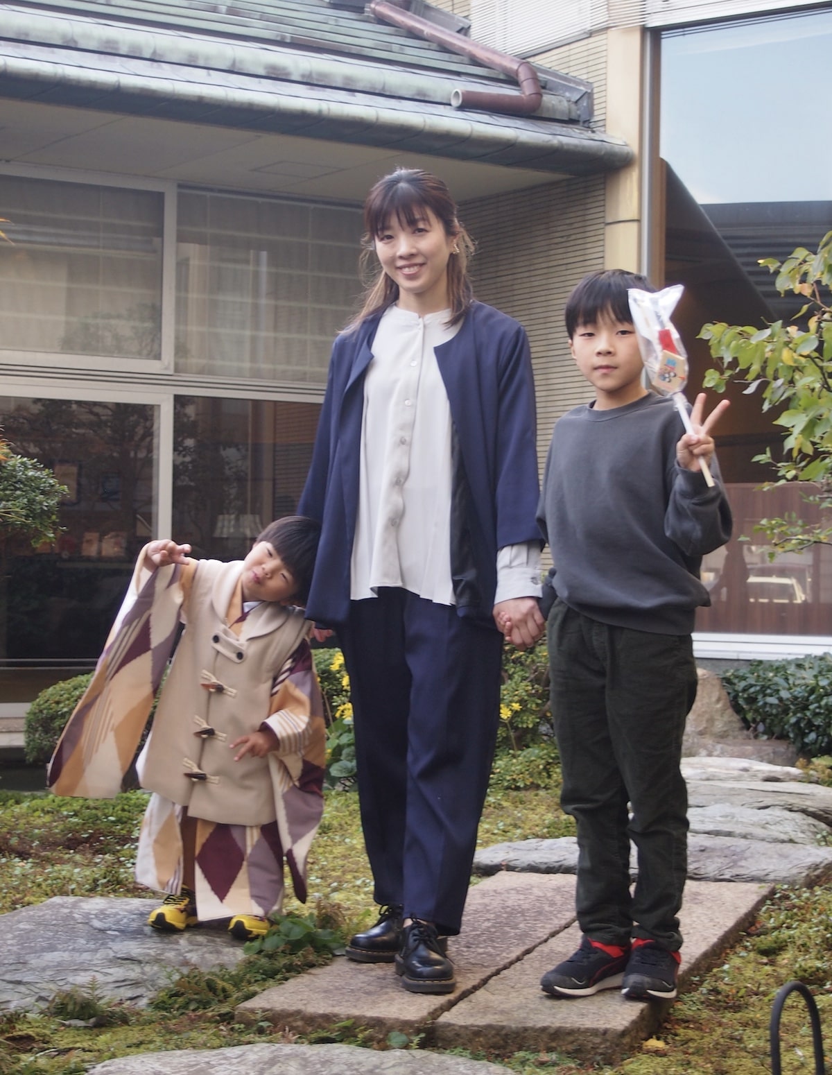 ネイビーのジャケットとパンツを着用した七五三のママコーデ