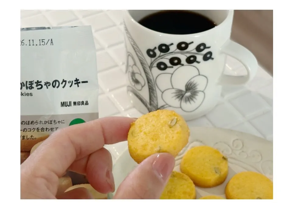 無印良品「ほめられかぼちゃのクッキー」中身とコーヒー