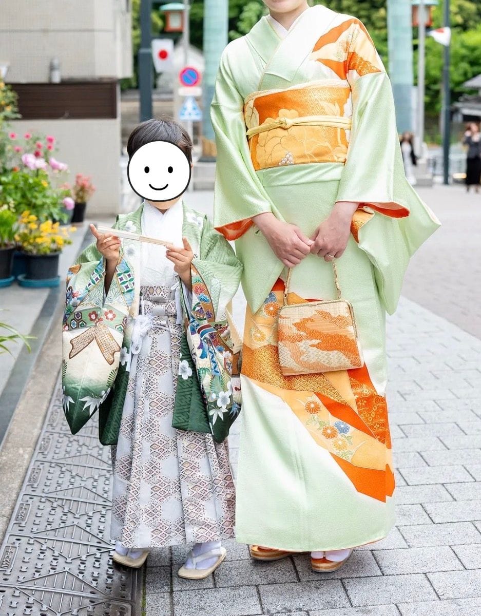 息子の袴と色がリンクした着物を着用した七五三のママコーデ