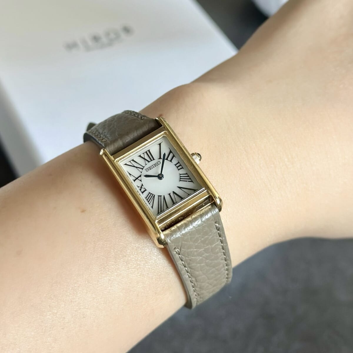 SEIKO×HIROBの腕時計を身に着けたLEE100人隊の手元