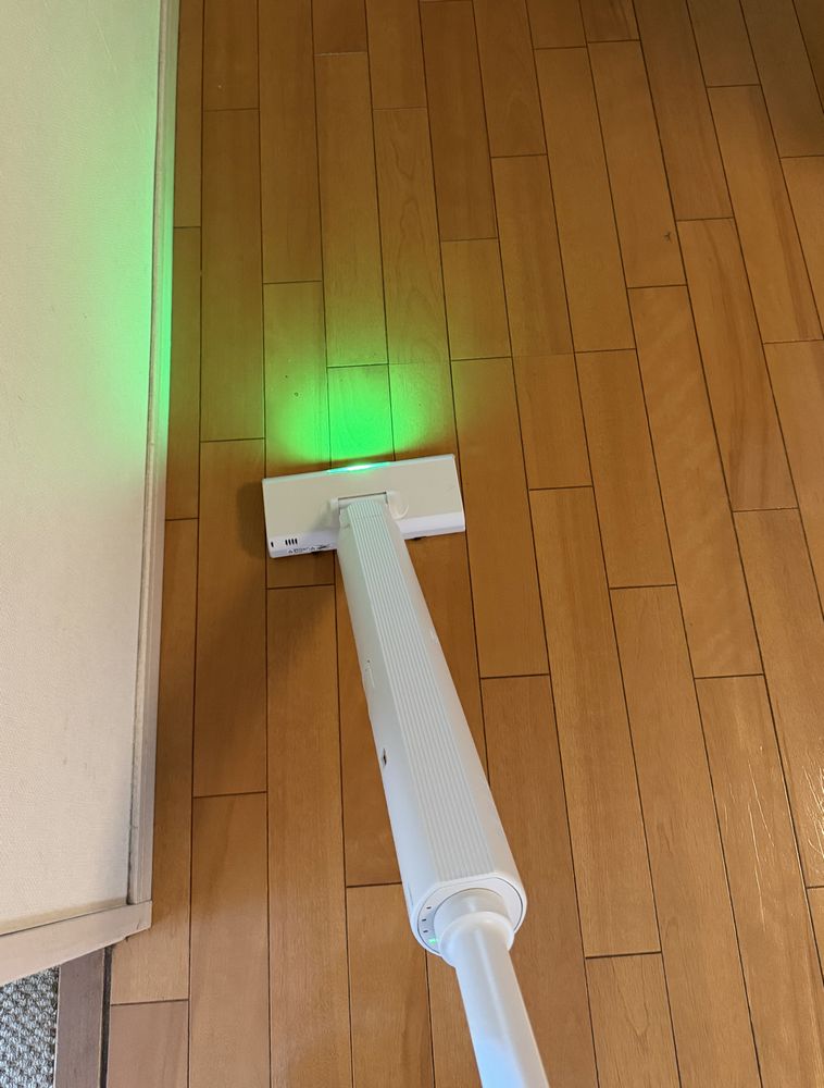 シャープ コードレススティック掃除機「ラクティブエア ステーション」EC-CR1。84,700円(参考価格)神原サリーさん紹介 LEDライトの説明
