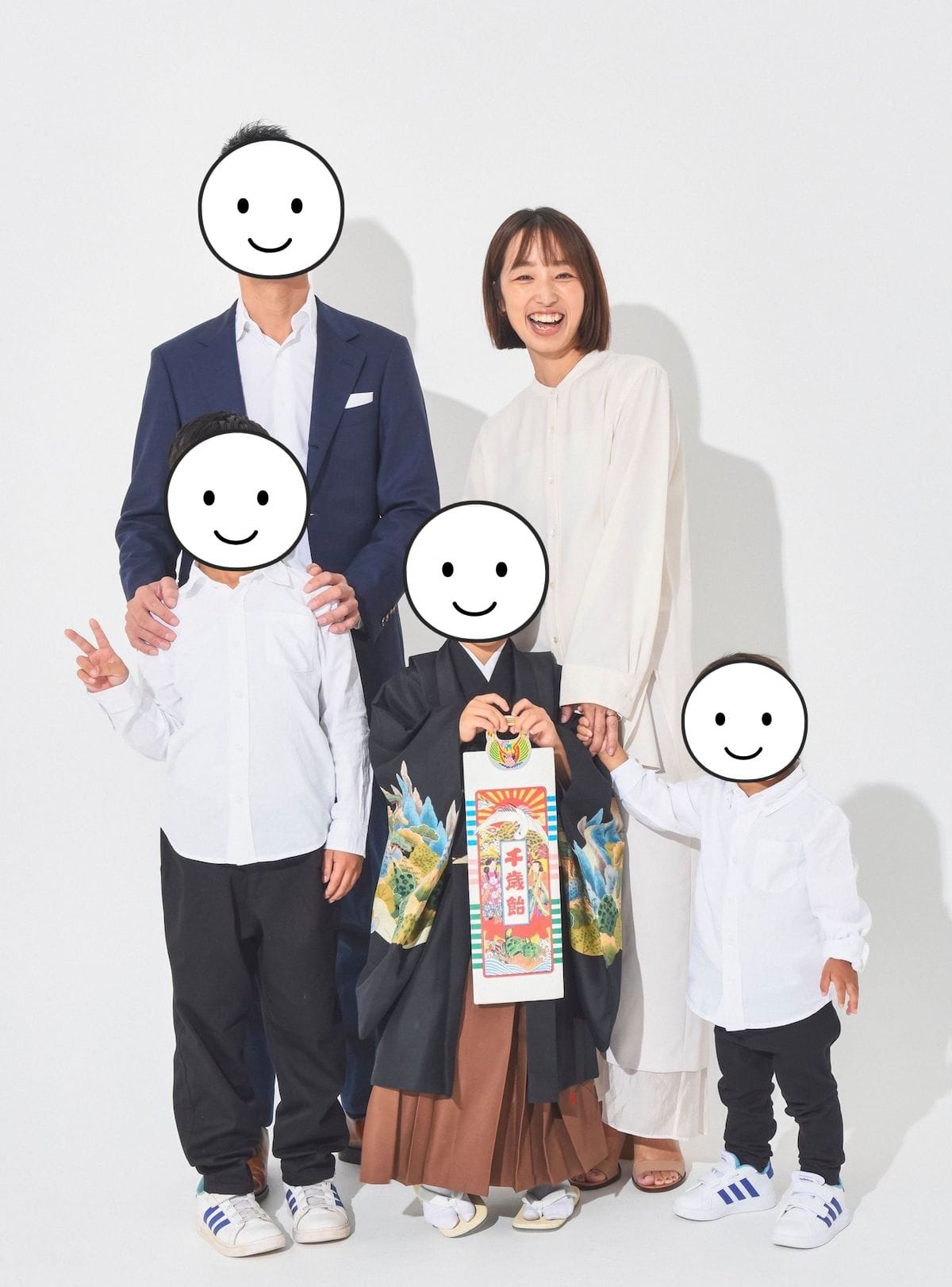 白のブラウスとスカートを着用した七五三のママコーデ