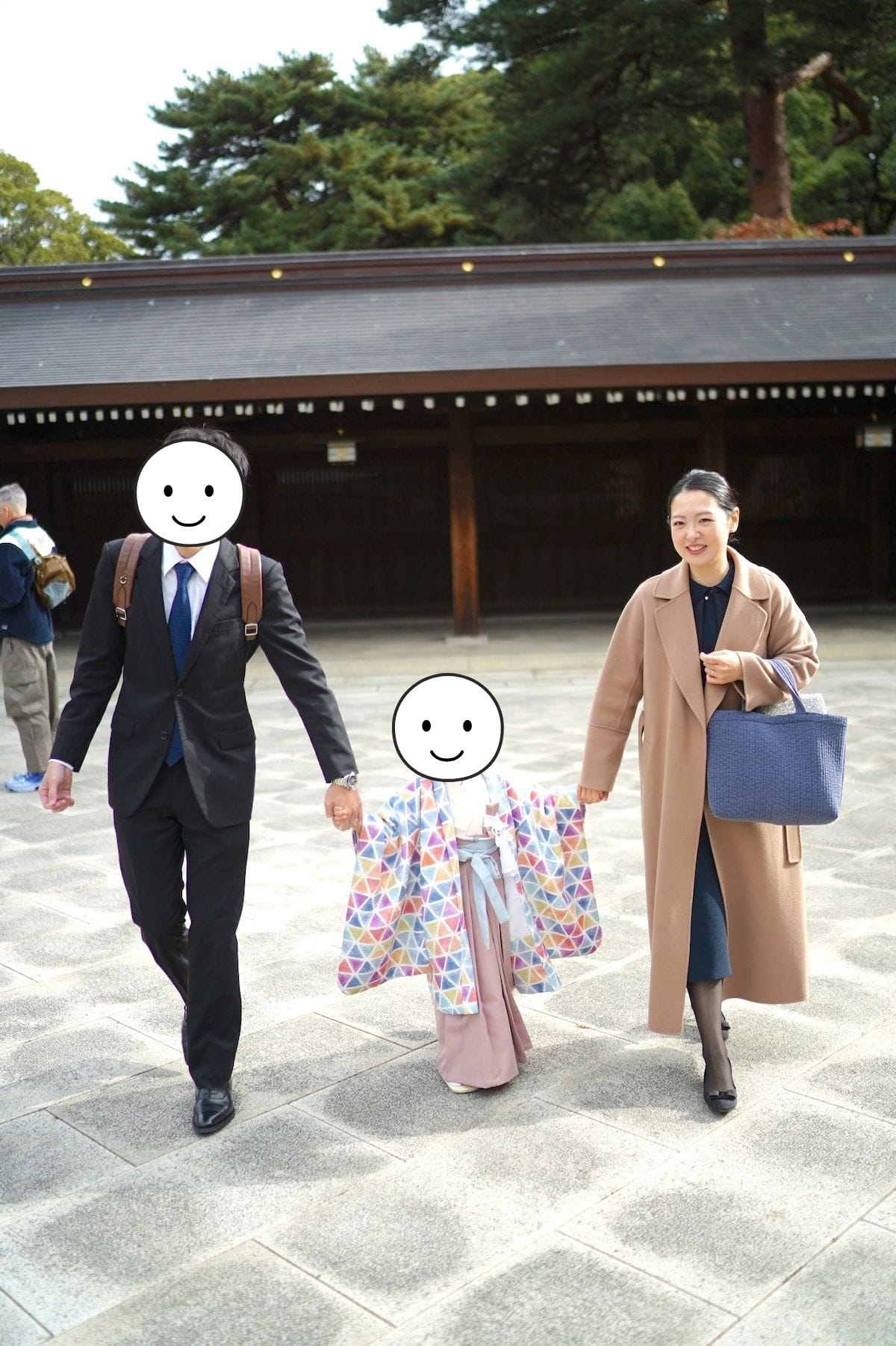 スーツの夫にあわせたワンピース姿の七五三ママコーデ