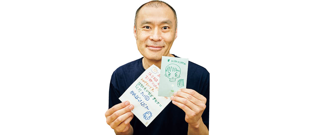 封筒には姉作のヨシタケさんの凛々しい似顔絵が。「したいなぁ、こんな髪型!」