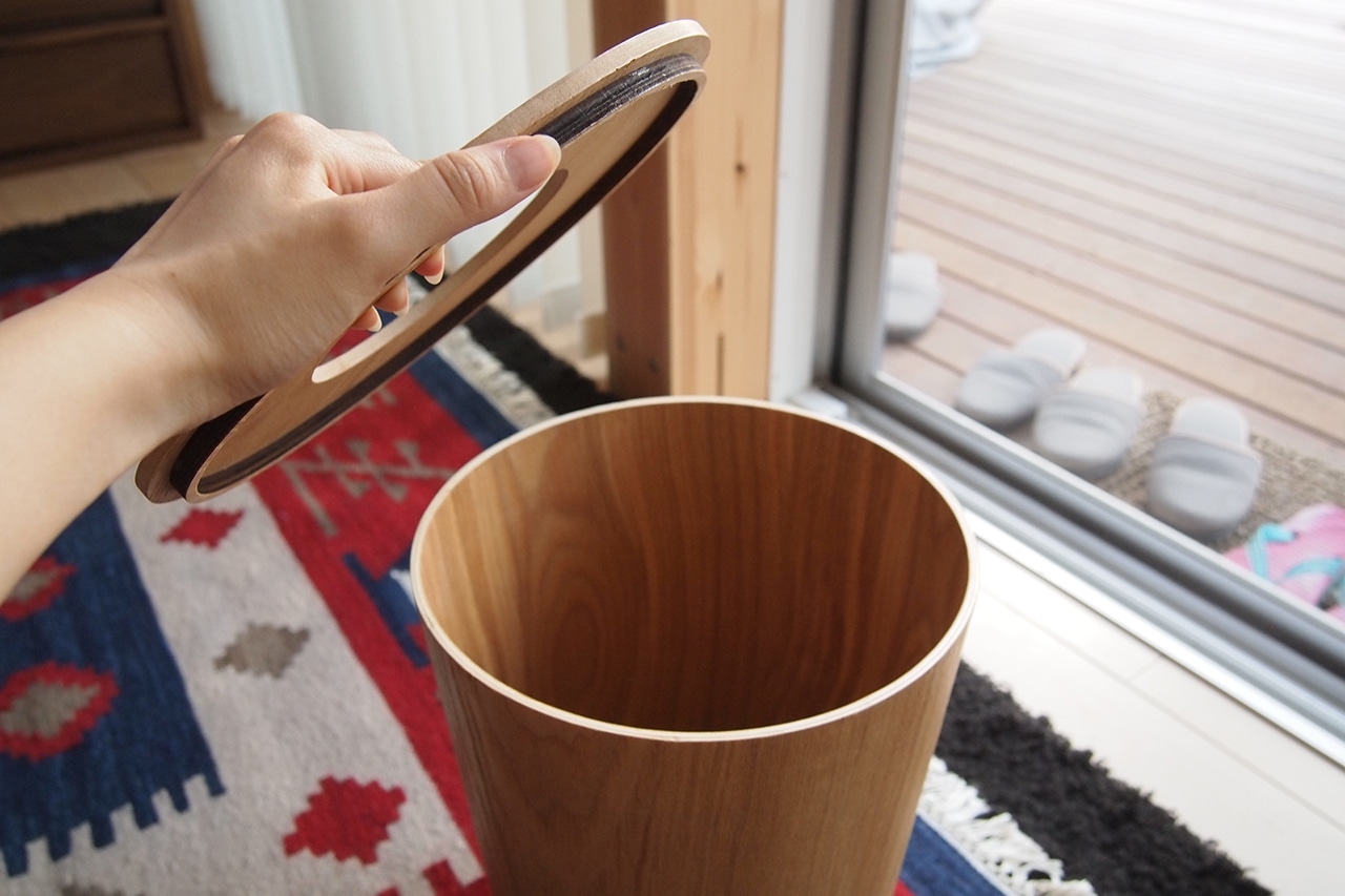 木製ごみ箱・袋止めワイヤー付・丸型 使用シーン