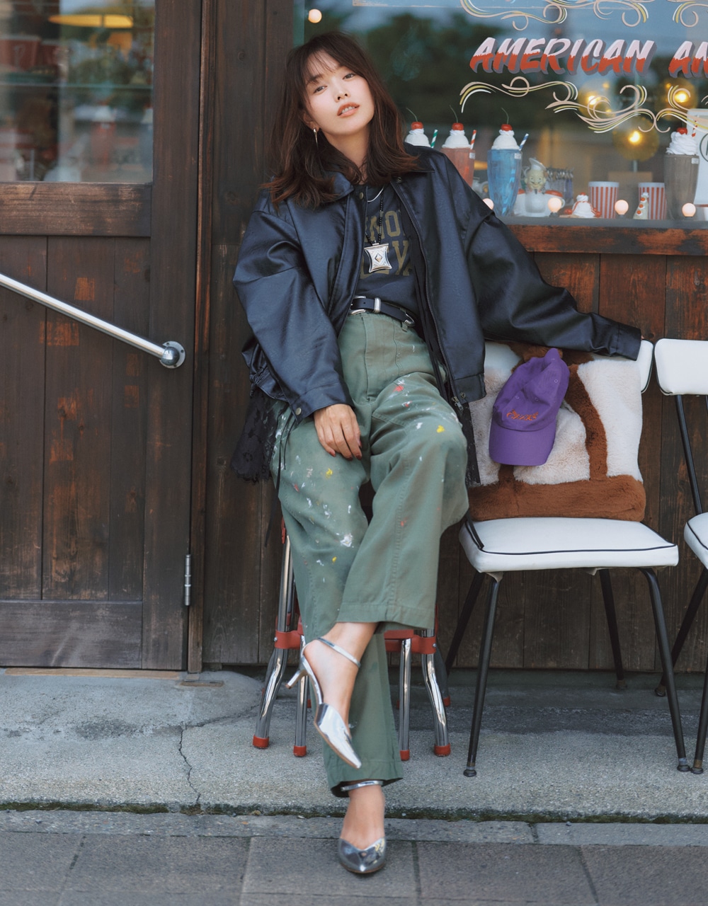 蛯原友里さん レザー見えジャケットコーデ