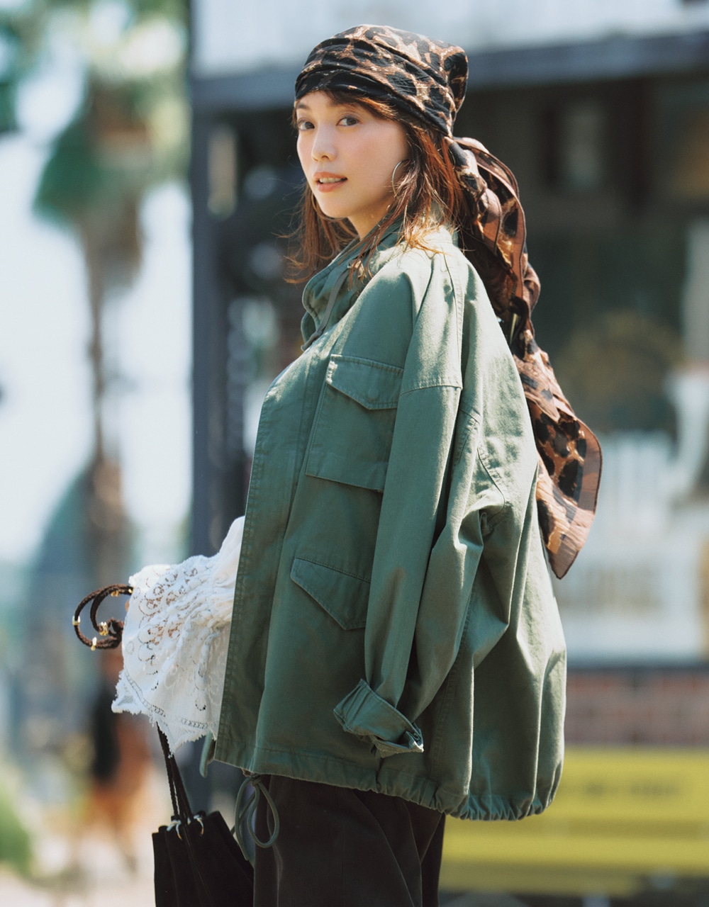 蛯原友里さん カーキアウターコーデ