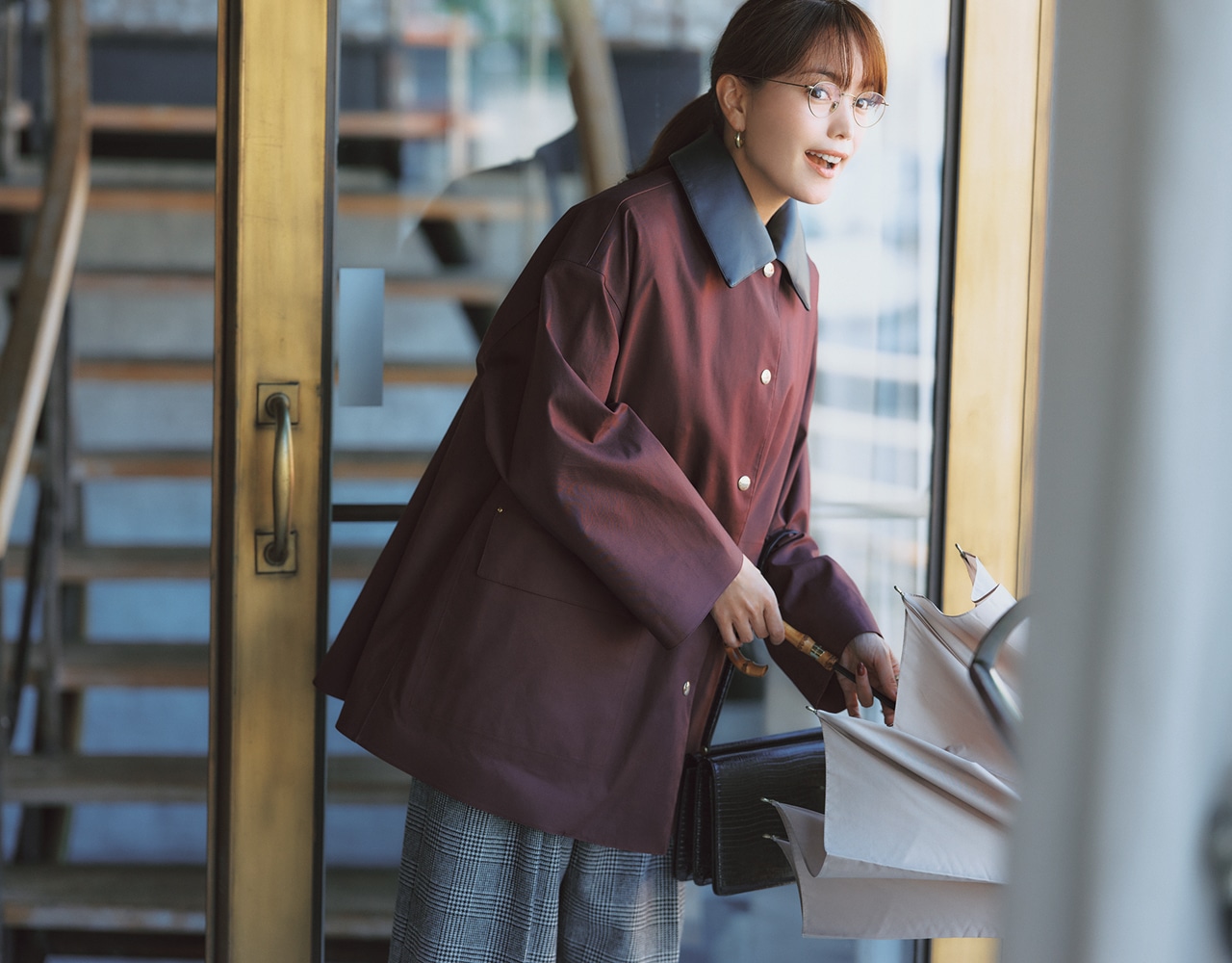 蛯原友里さん きれいめ撥水コートコーデ