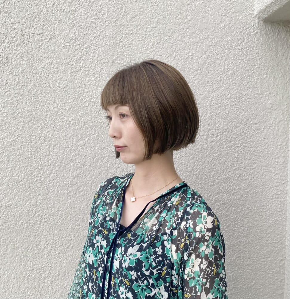 ミントグリーンのボブヘアとグリーンの花柄ワンピース