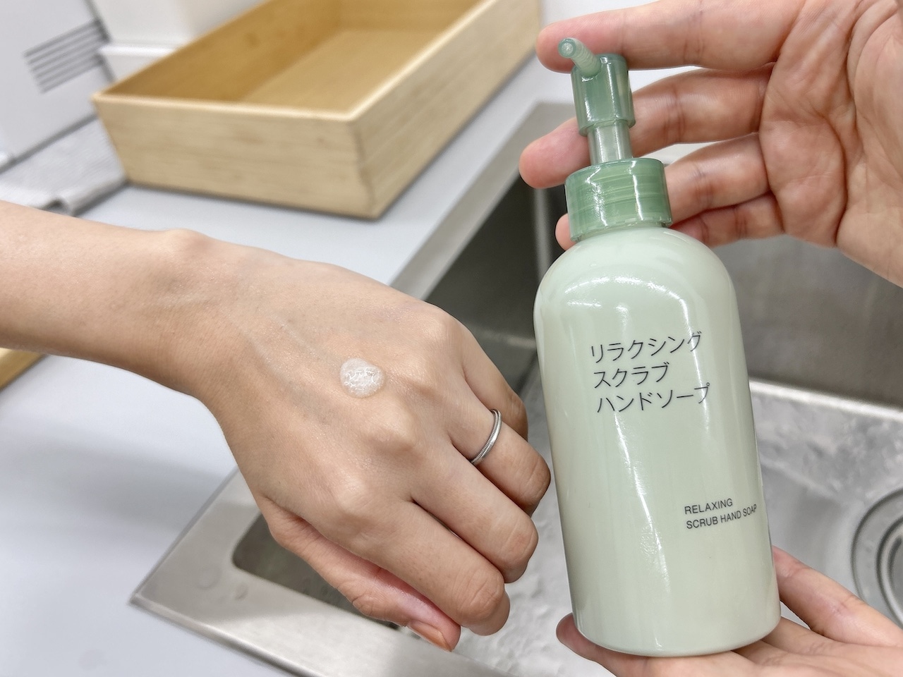 リラクシング スクラブハンドソープ 手にだしたところ