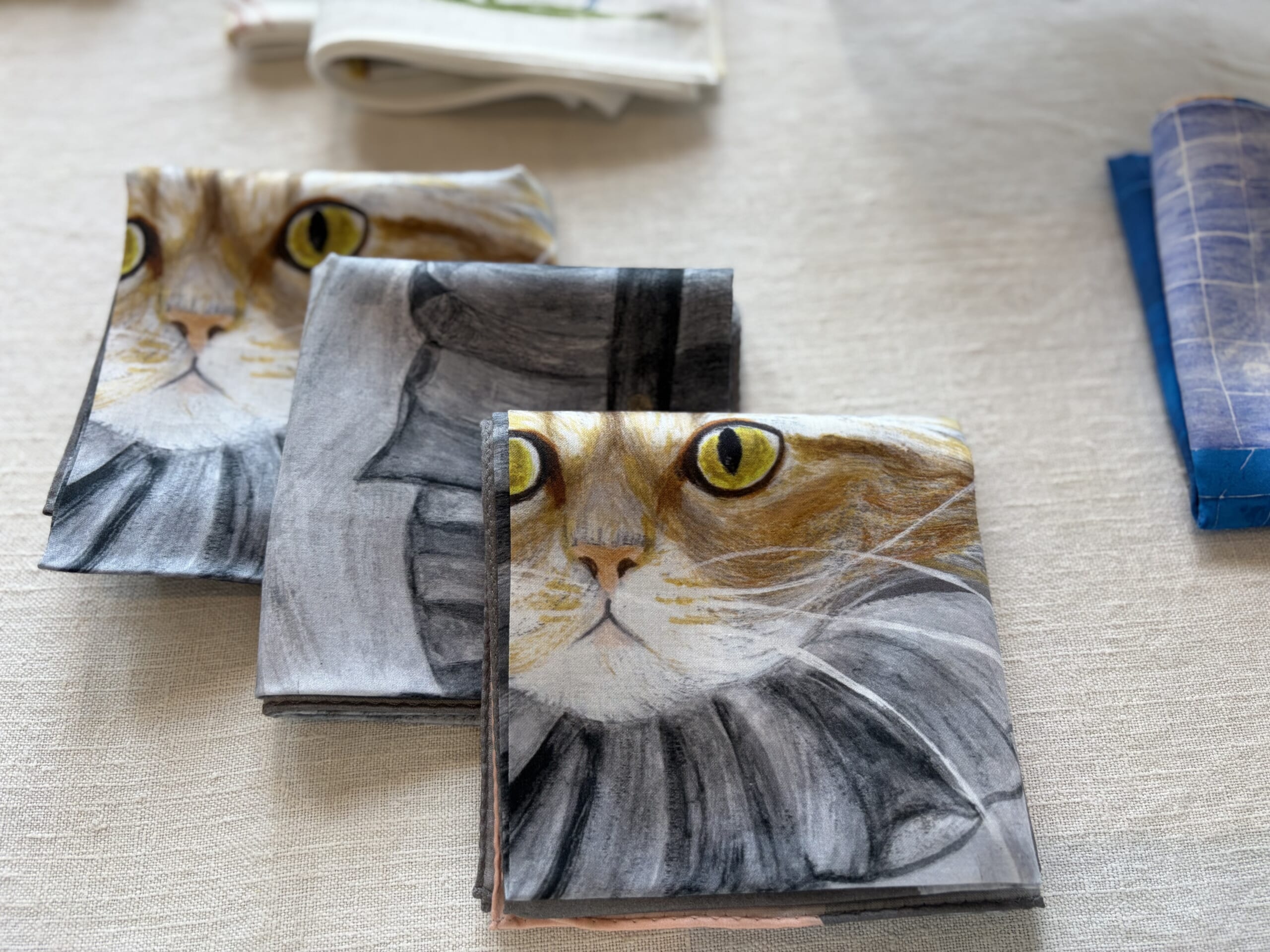 松尾ミユキ×neco.tenの『neco ねこ』絵画のような猫のイラストのハンカチ。