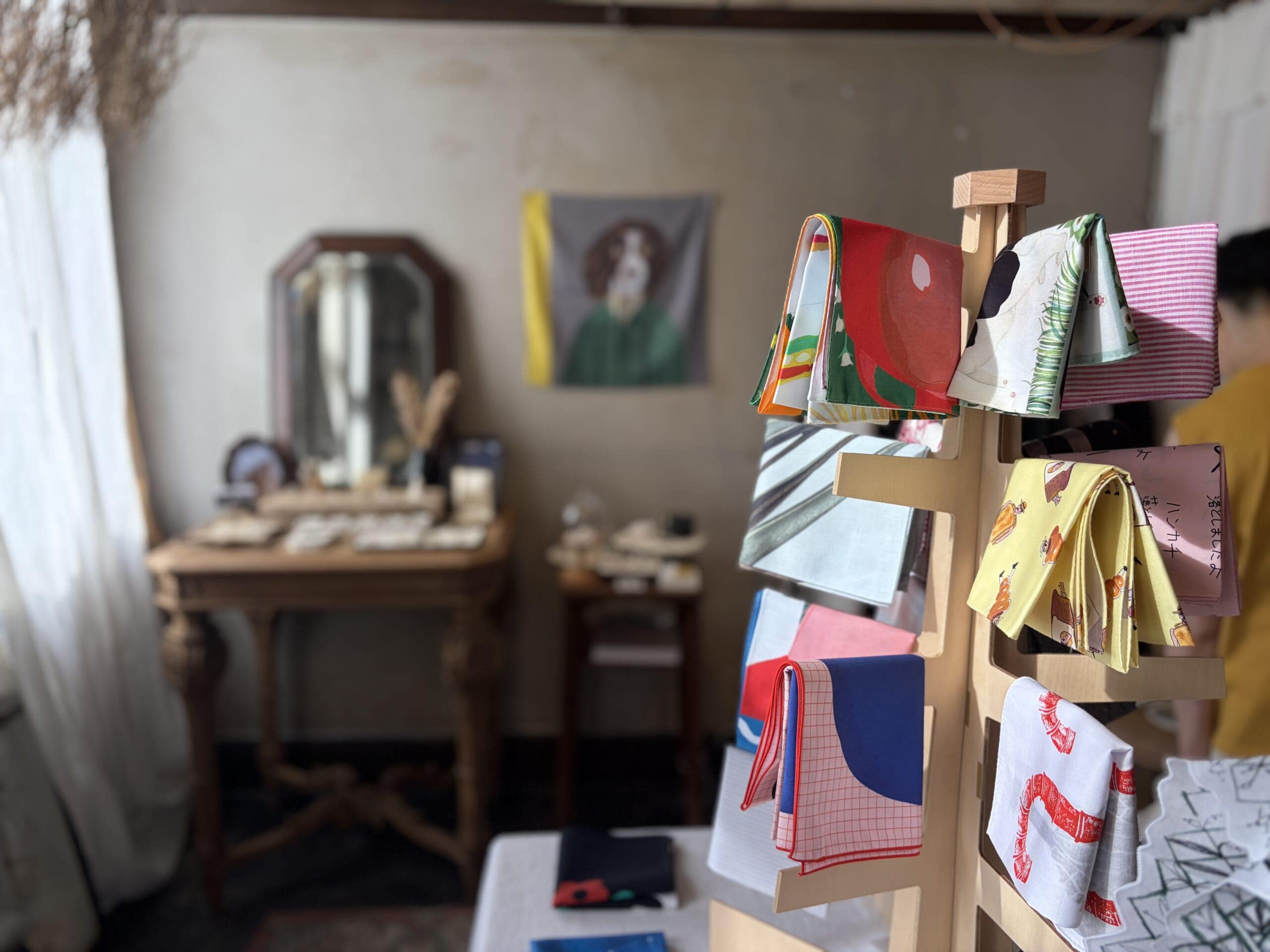 トナリトマガリ ハンカチ展の展示風景。人気作家のユーモアあふれるハンカチがずらりと並ぶ風景。