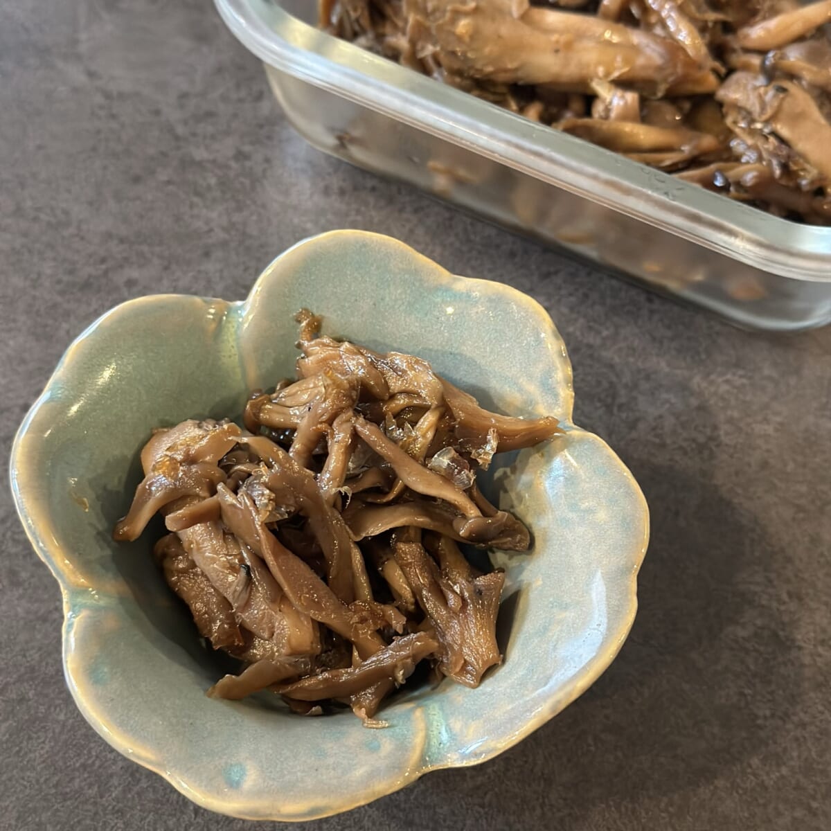 栗原はるみさんの「きのこのおかか煮」