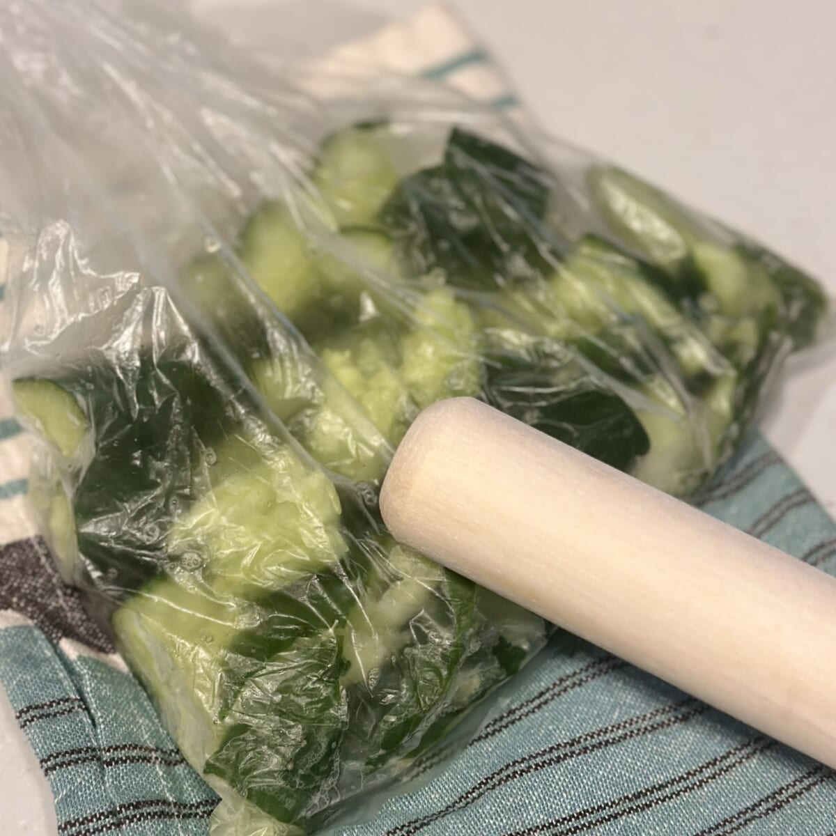 榎本美沙さんの「簡単きゅうりのみそ漬け」 麺棒で叩く