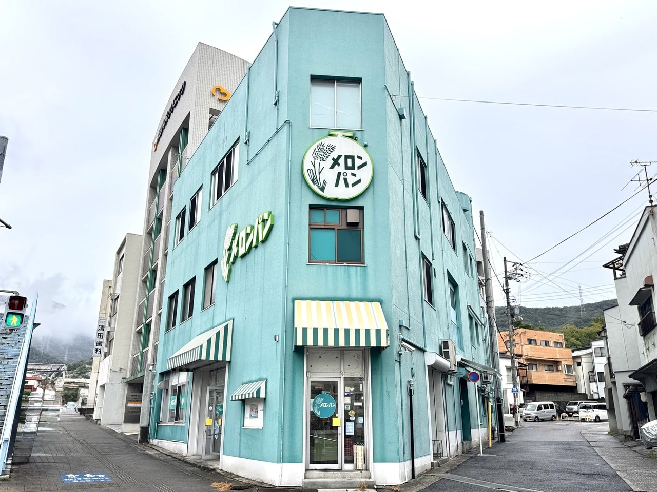 広島 呉グルメスポット「メロンパン」外観別角度