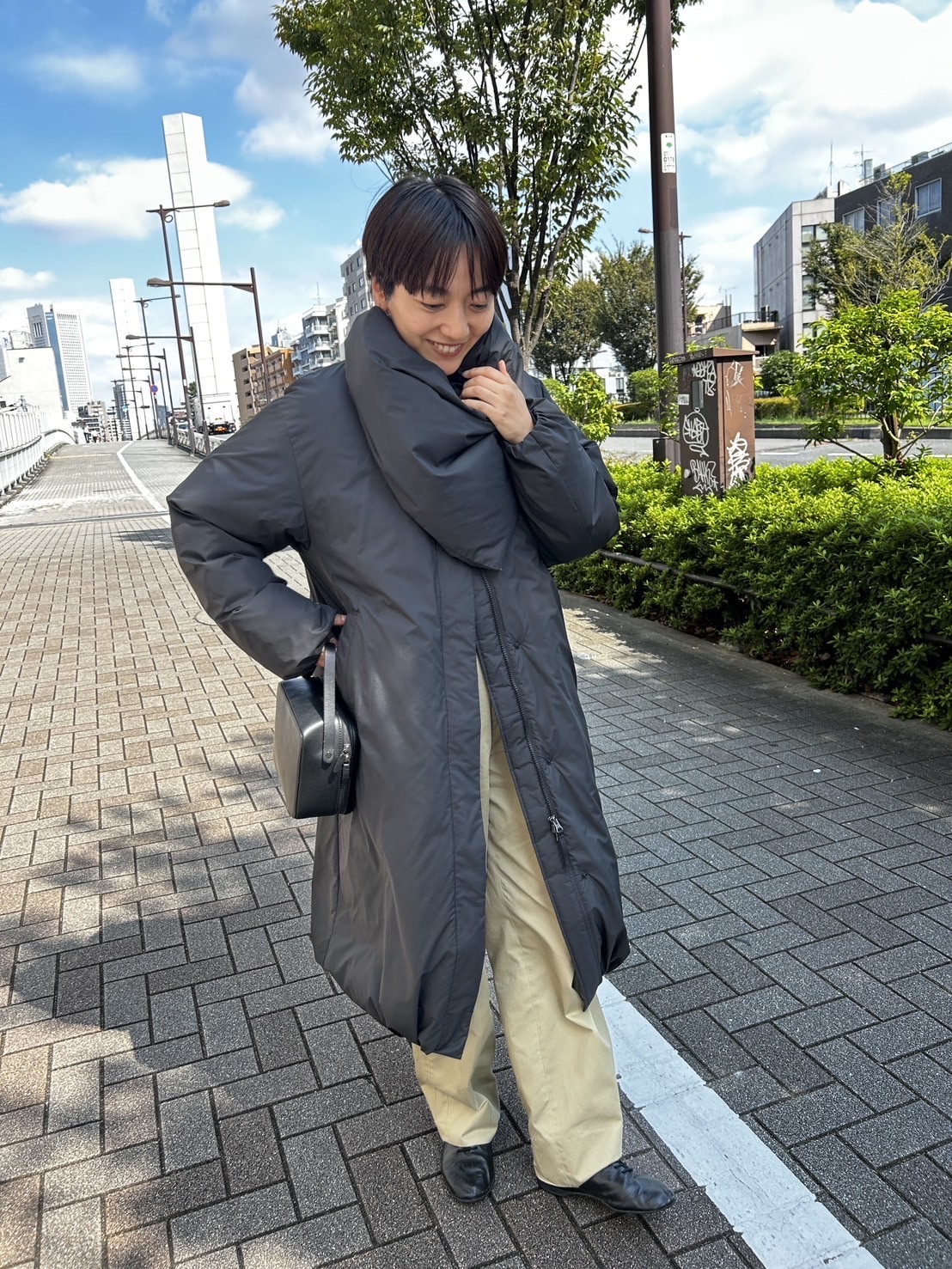 【兵藤千尋さんコラボ】三角ストール付きロングダウンコート ブラック下向き