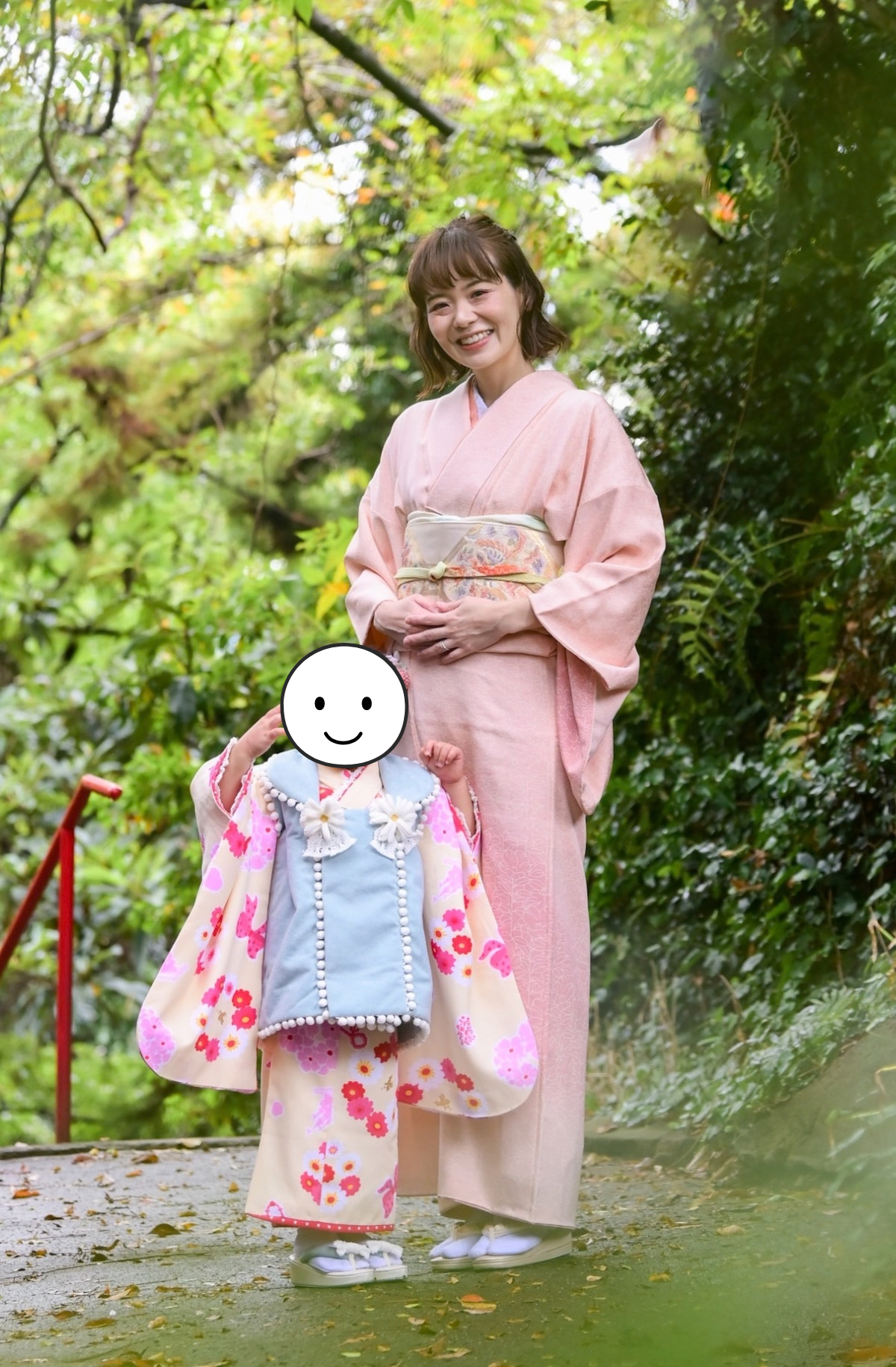 娘に合わせてピンクの着物を着用した七五三のママコーデ