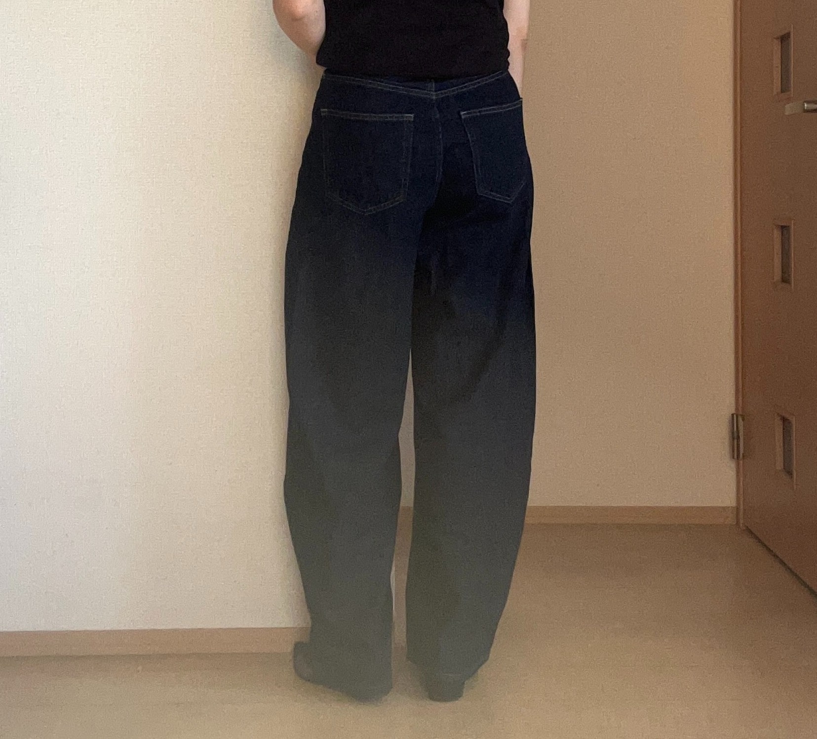 ユニクロ「バギーバレルレッグジーンズ」69 NAVYの後ろ姿