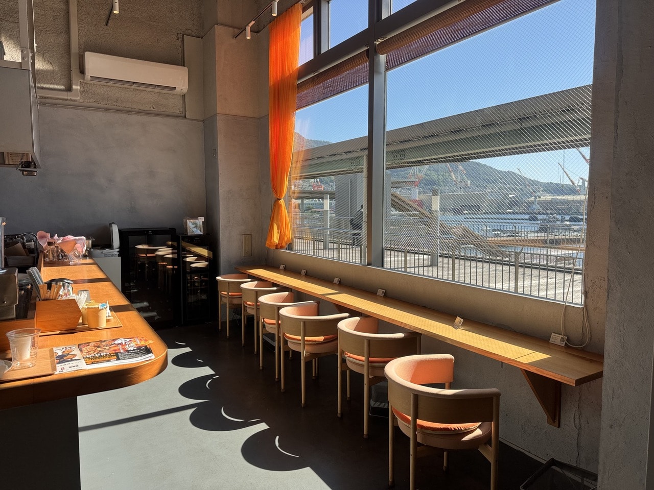 広島・呉で戦艦を眺められるカフェ「さんばしや」店内カウンター