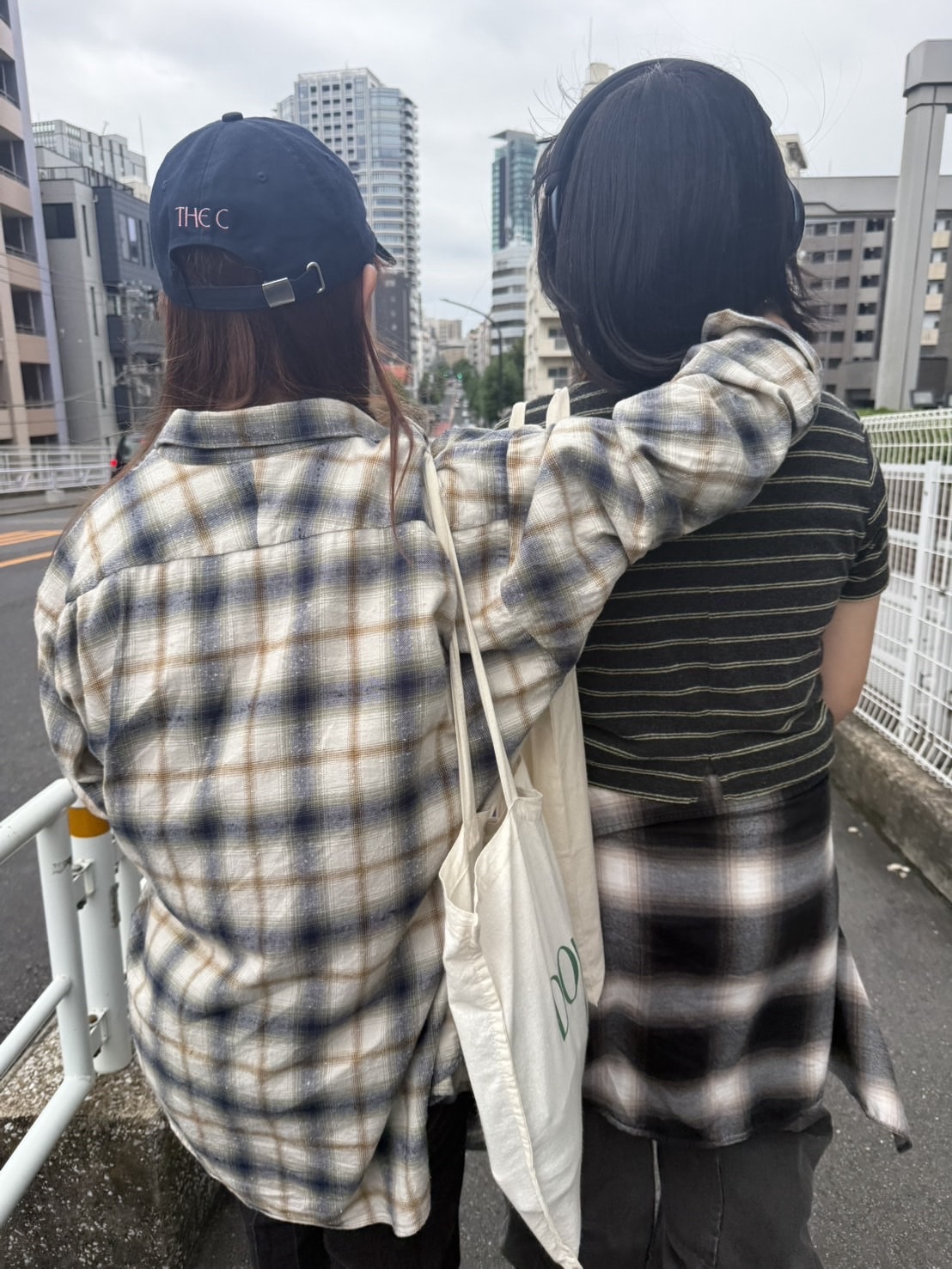徳永千夏さん紹介 キャップ CREDONA QUIET SENSUALITY CAP 娘さんと後ろ姿