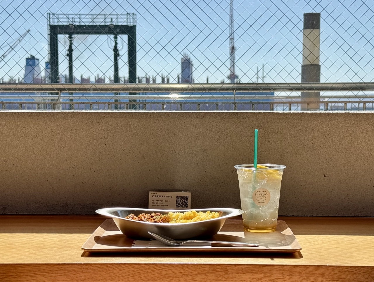 広島・呉カフェ「さんばしや」メニュー 「輸送艦しもきたドライカレー」と港