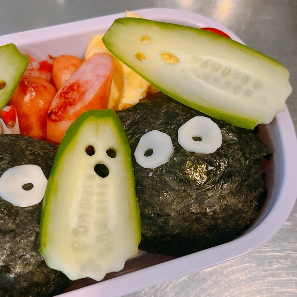 子どものお弁当のおかず「モンスターおにぎり」「きゅうりおばけ」アップ