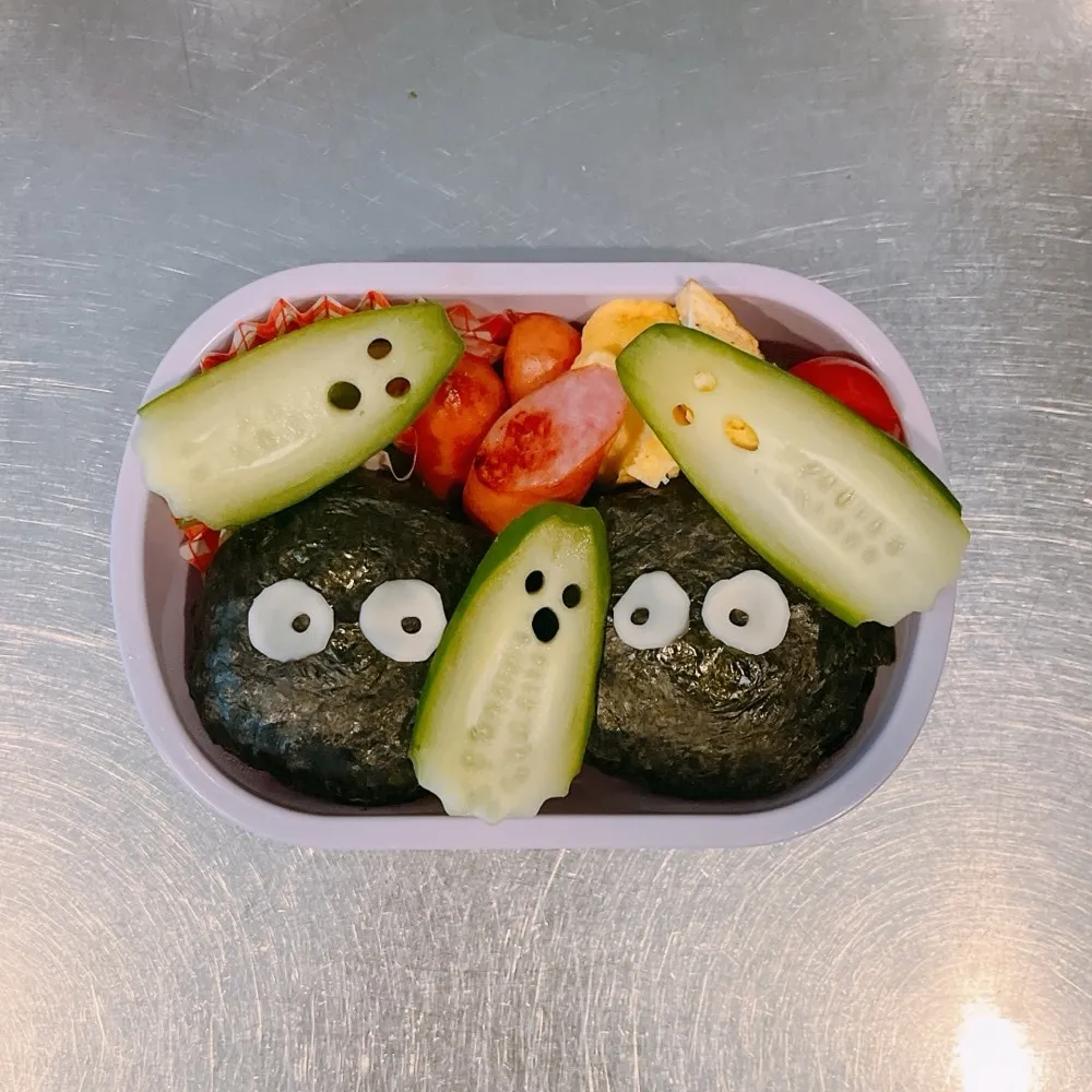 子どものお弁当のおかず「モンスターおにぎり」「きゅうりおばけ」全体