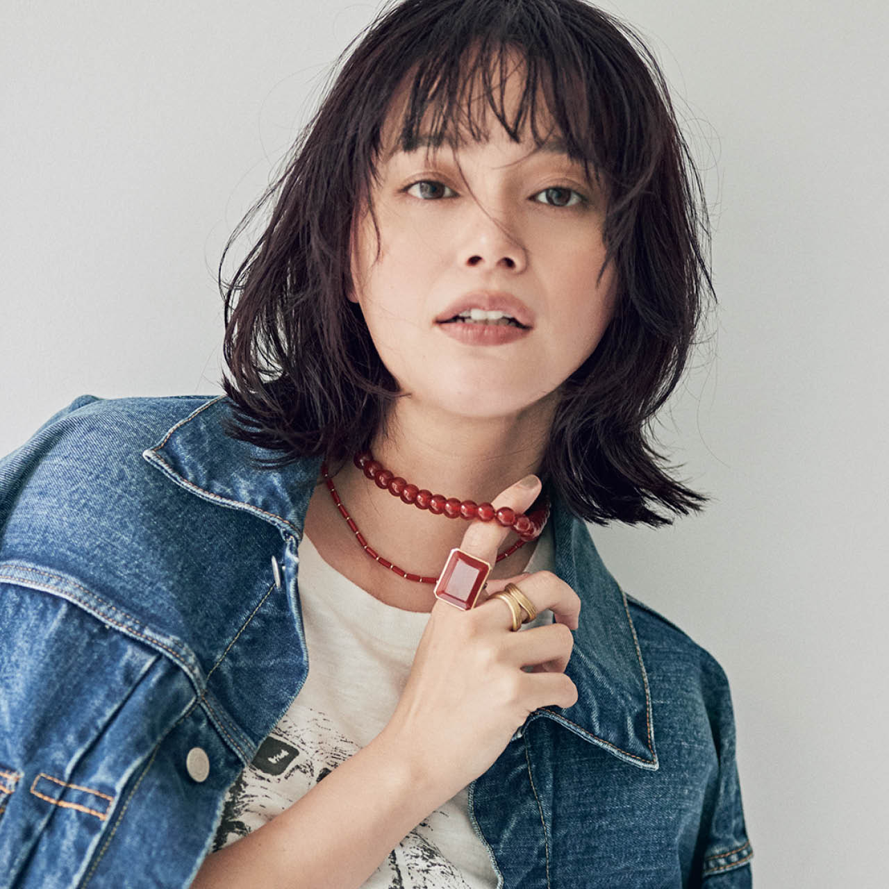 岸本セシルさんのジャーナル スタンダード レリュームのネックレススタイル