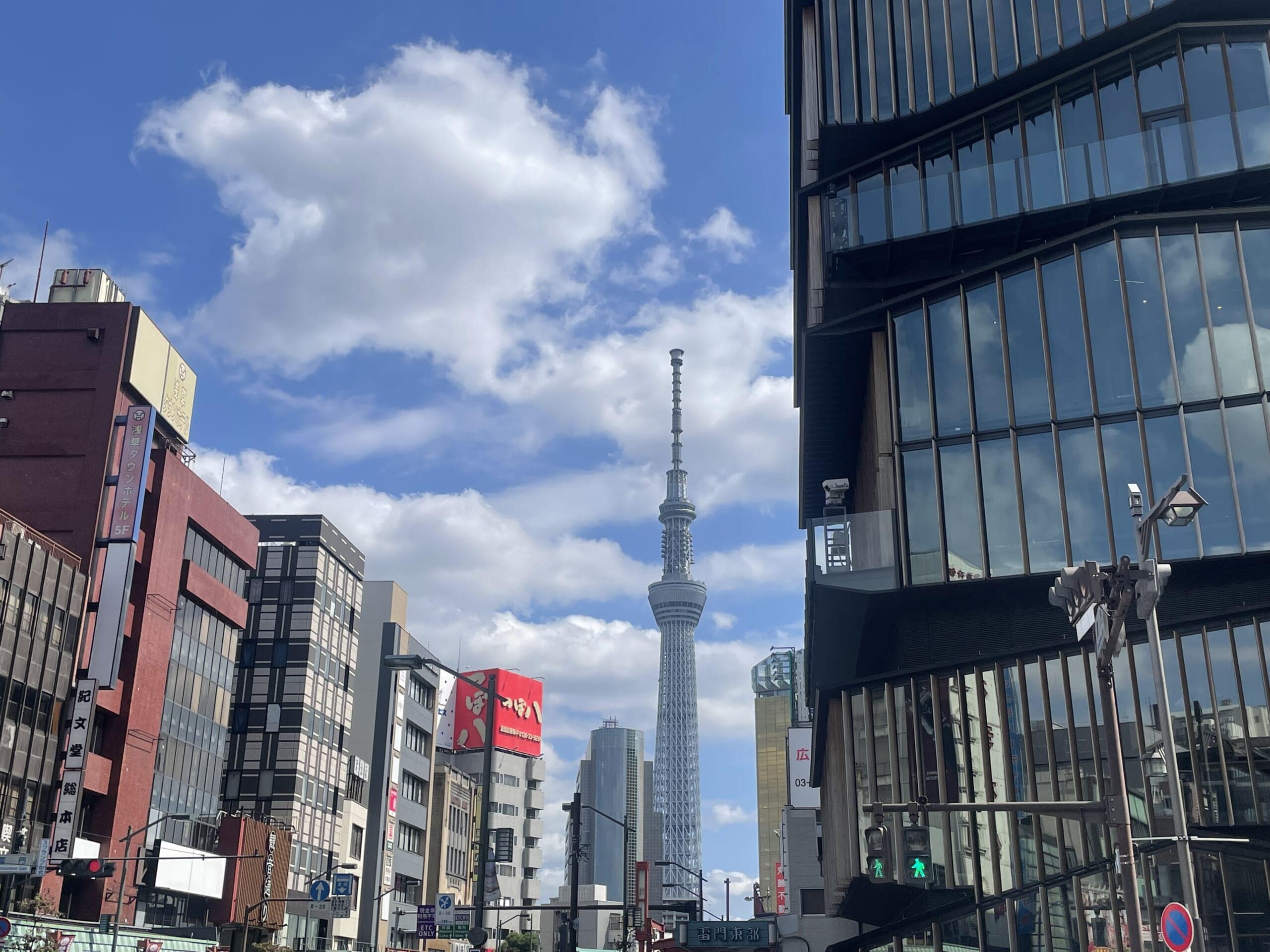 浅草の街並。スカイツリーが見える