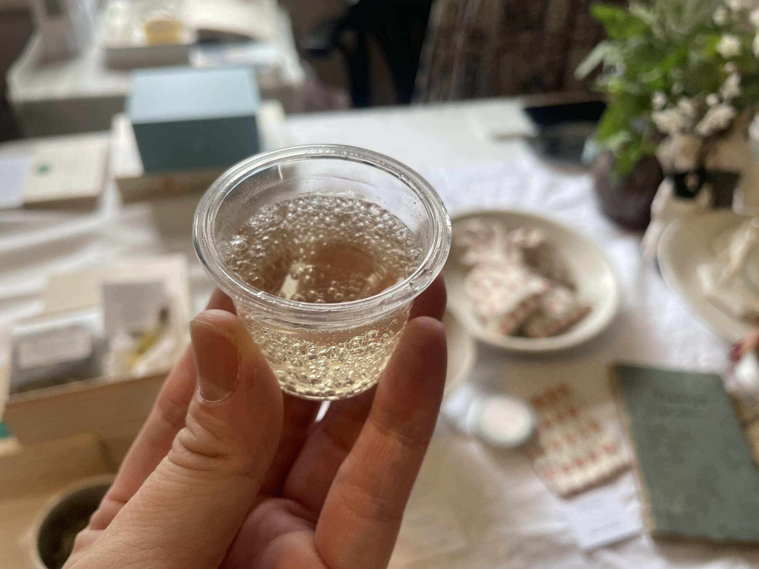 ハーブシロップの炭酸割り。旅草さんのブースにて。グリゼットの館2026年秋の一コマ。