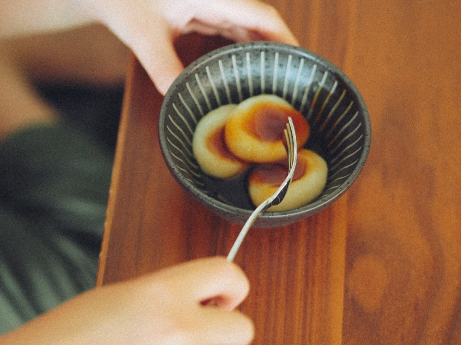 みたらし団子を食べる子どもの手