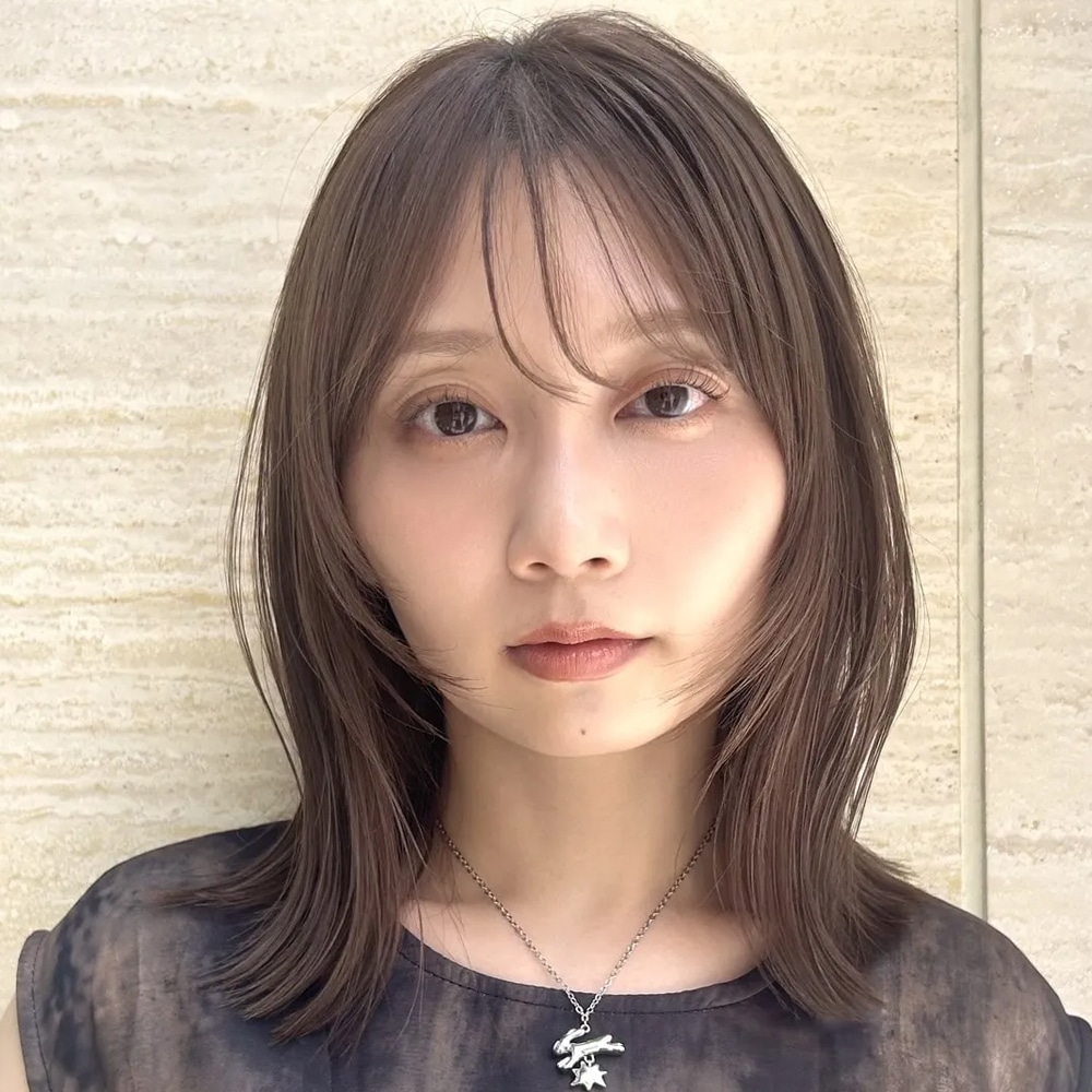 ナチュラルな毛流れを残す、やわらかミディ【大人のレイヤーヘア】アザーカット01