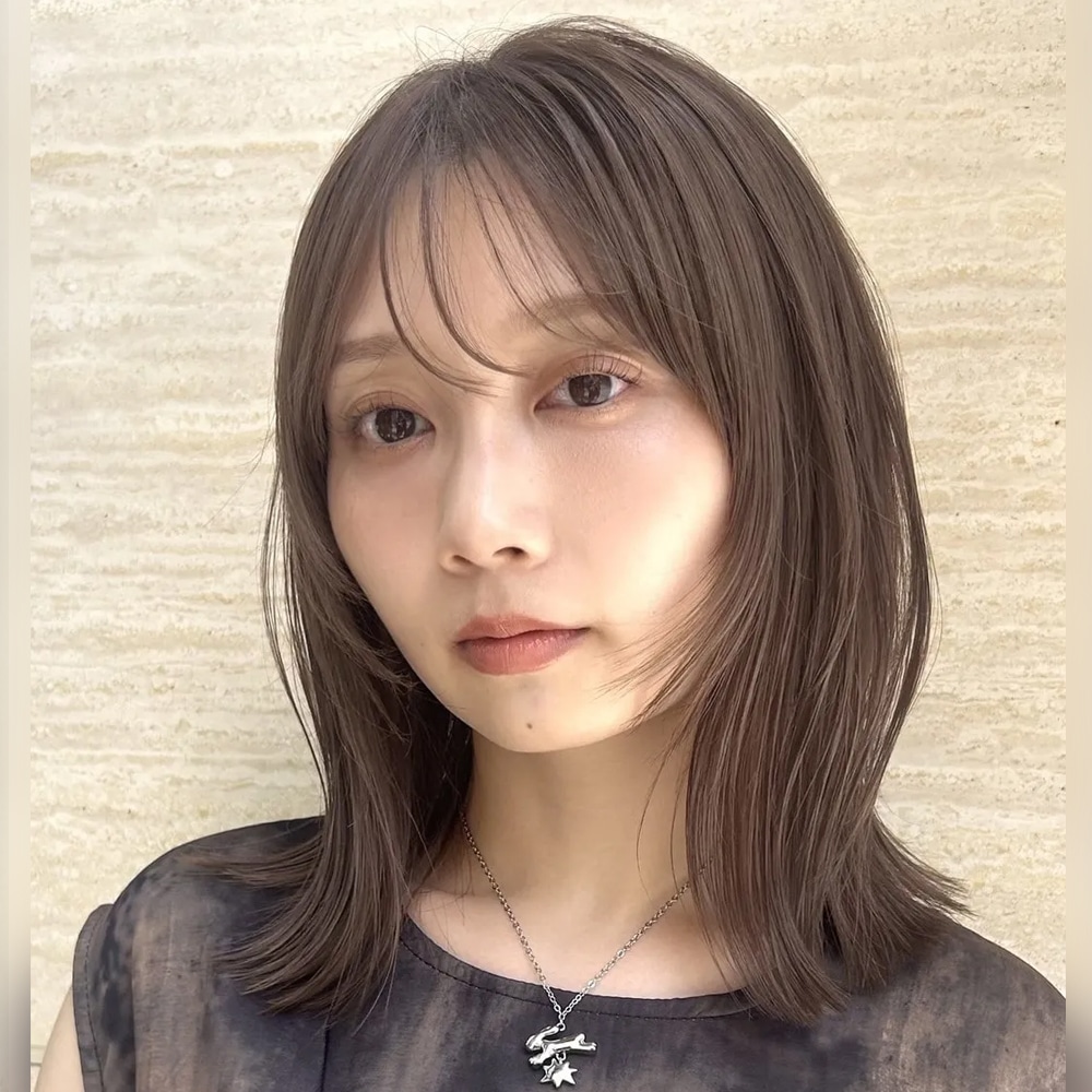 ナチュラルな毛流れを残す、やわらかミディ【大人のレイヤーヘア】アザーカット02