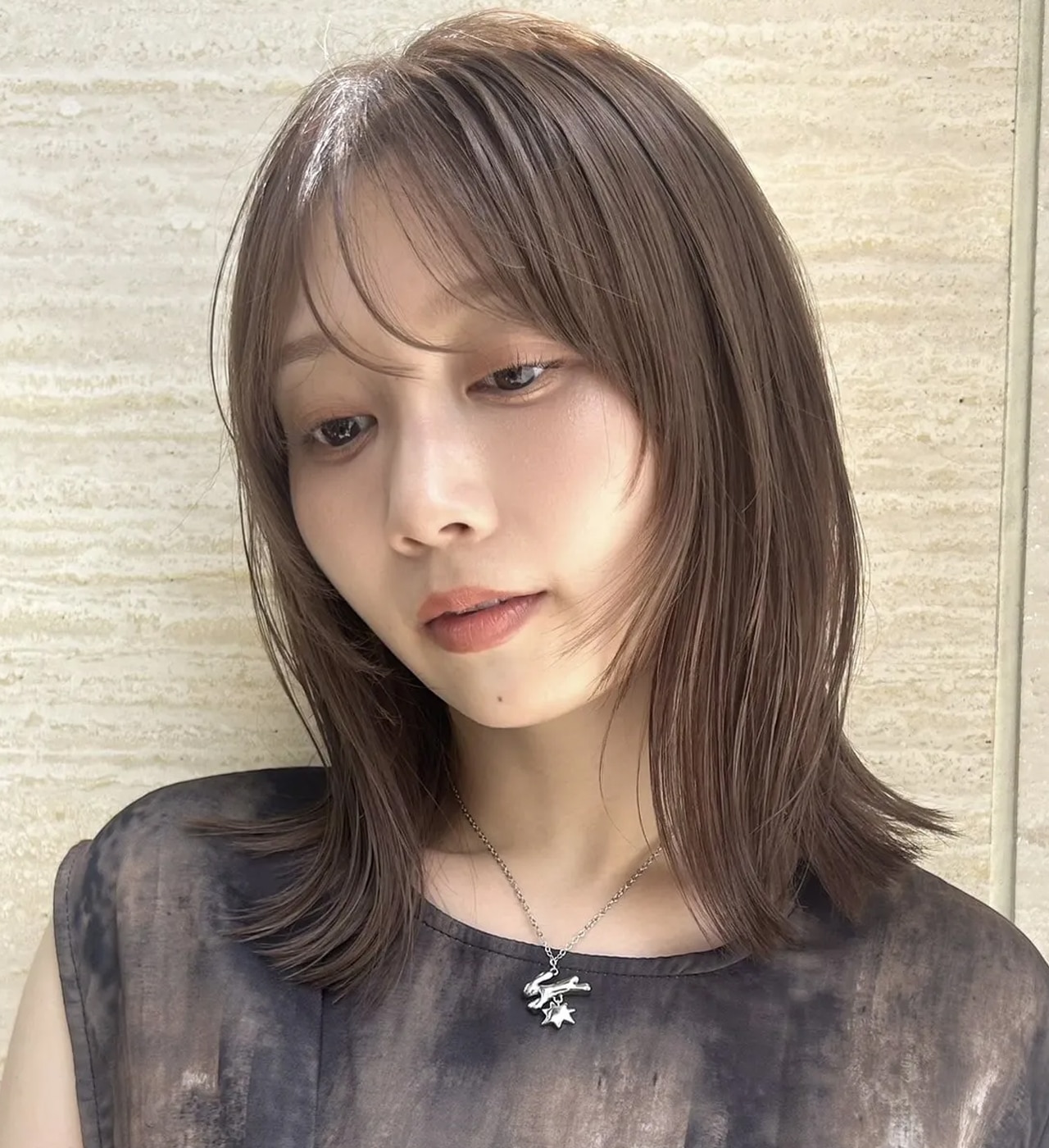 ナチュラルな毛流れを残す、やわらかミディ【大人のレイヤーヘア】メインカット