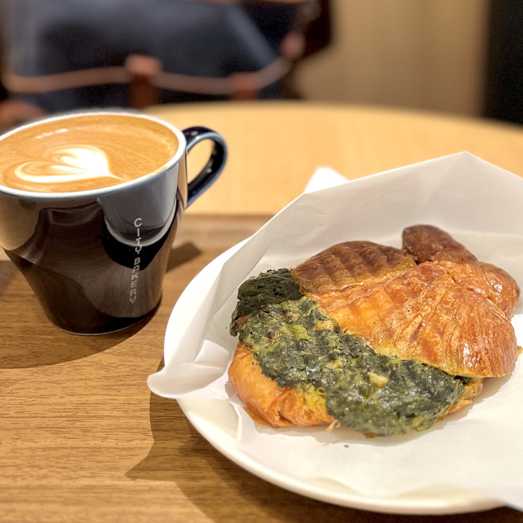 パン サンドイッチ クロワッサン コーヒー
