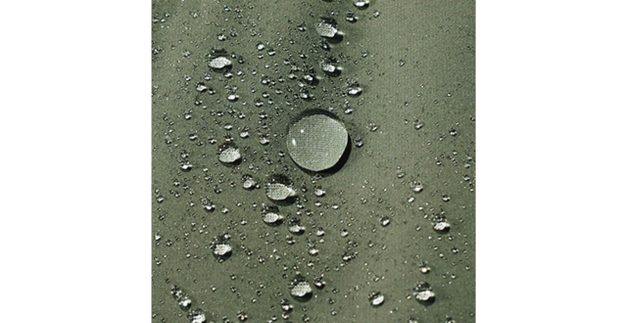 タフタ素材のキルティングには、急な雨や水汚れをパッとはじく撥水加工をプラス。
