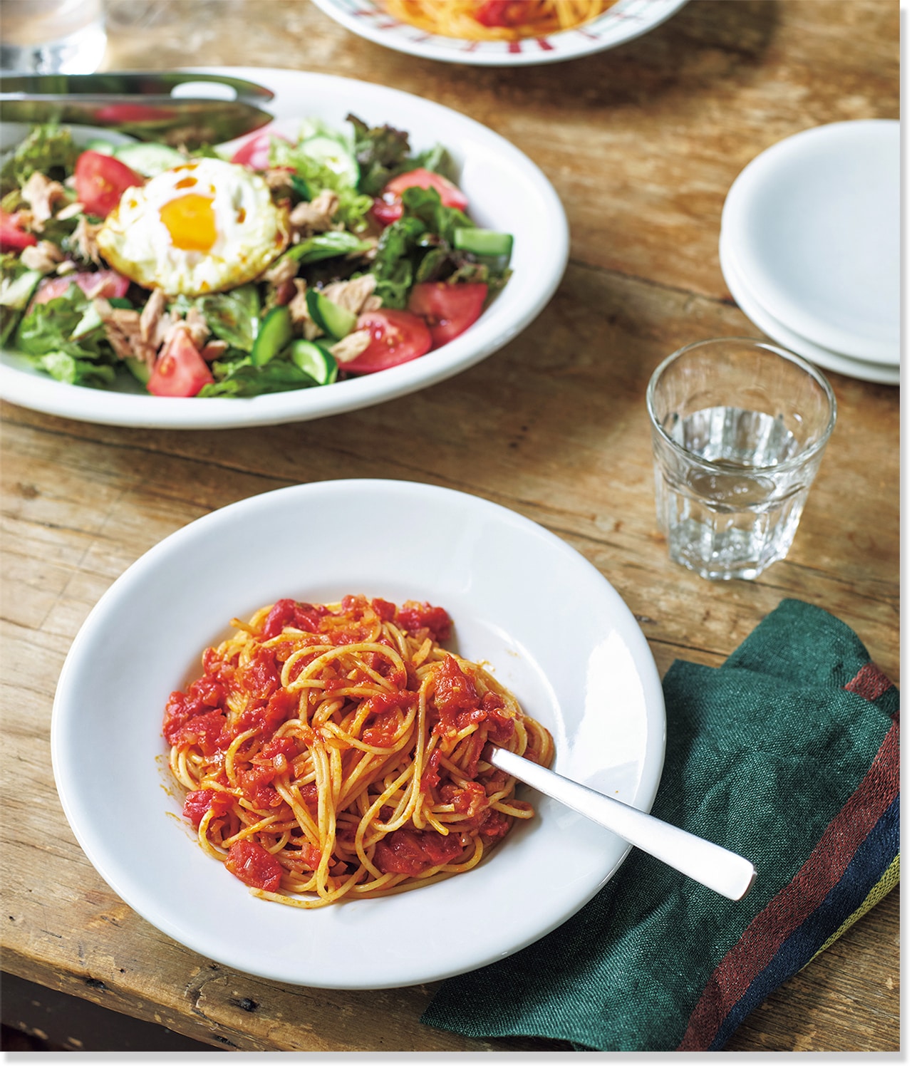 2026年LEE11月号コウケンテツさんの「トマトソーススパゲッティ」 「ツナレタストマトサラダ 目玉焼きのっけ」