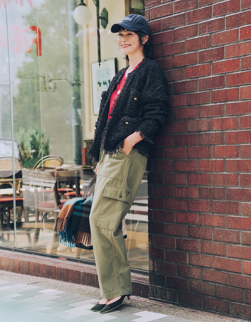 【ツイードジャケット×Work Pantsコーデ】ワーク系のカーキパンツが上品なトラッドスタイルに様変わり 竹下玲奈さん